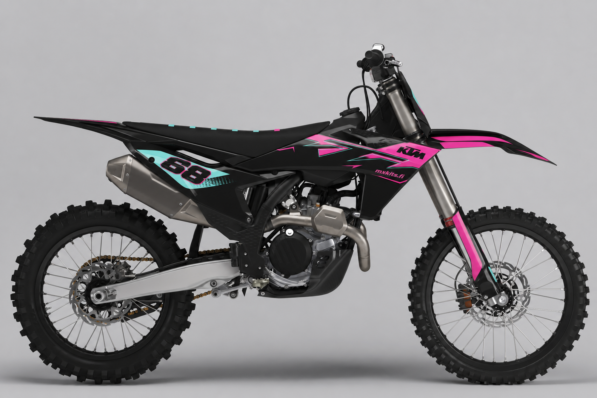 Musta KTM-motocrosspyörä sivulta Minttinuoli-grafiikalla, kirkkaanpinkit ja mintunväriset geometriset nuolet, tumma numero 68 minttupaneelissa sekä mxkits.fi.