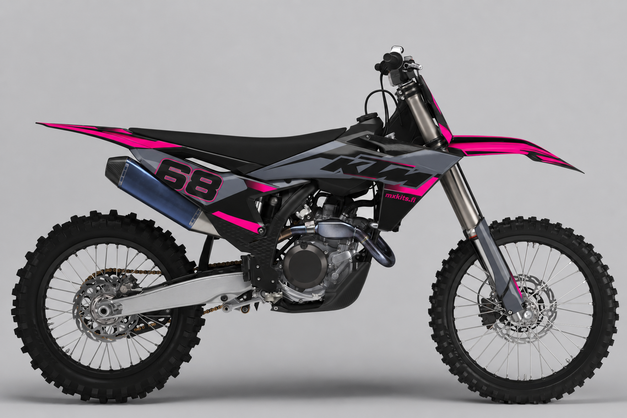 Tumma KTM-motocrosspyörä sivulta Neonruusu-grafiikalla, harmaat sivukatteet, kirkkaanpinkit lokasuojat ja kiilat, tumma numero 68 pinkillä reunalla sekä mxkits.fi.