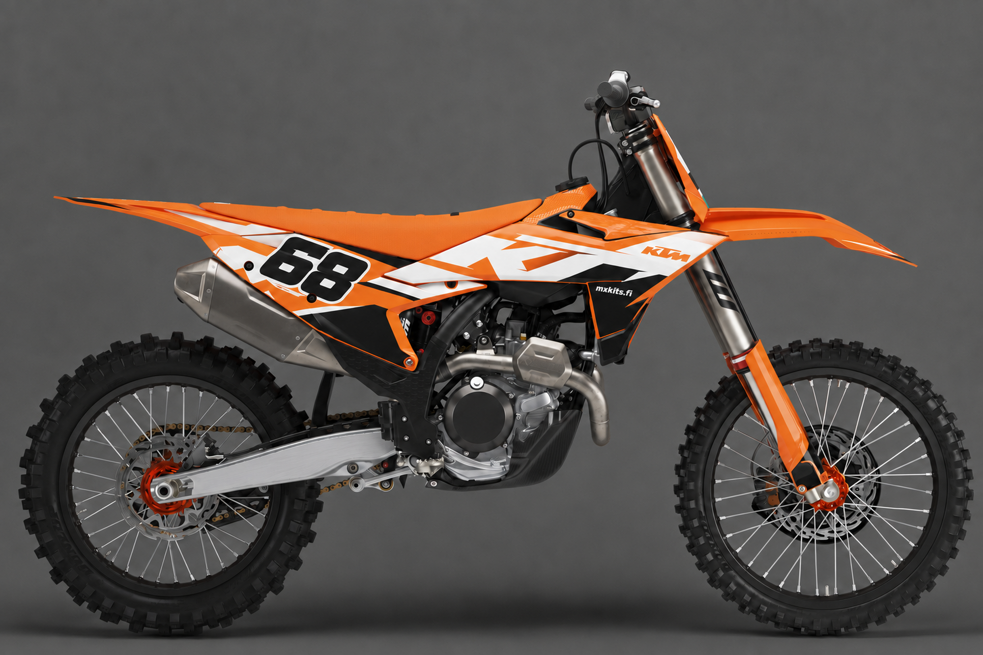 Oranssi, valkoinen ja musta KTM-motocrosspyörä sivulta, Oranssisärmä-tarrasarjassa suuri musta numero 68 ja mxkits.fi.