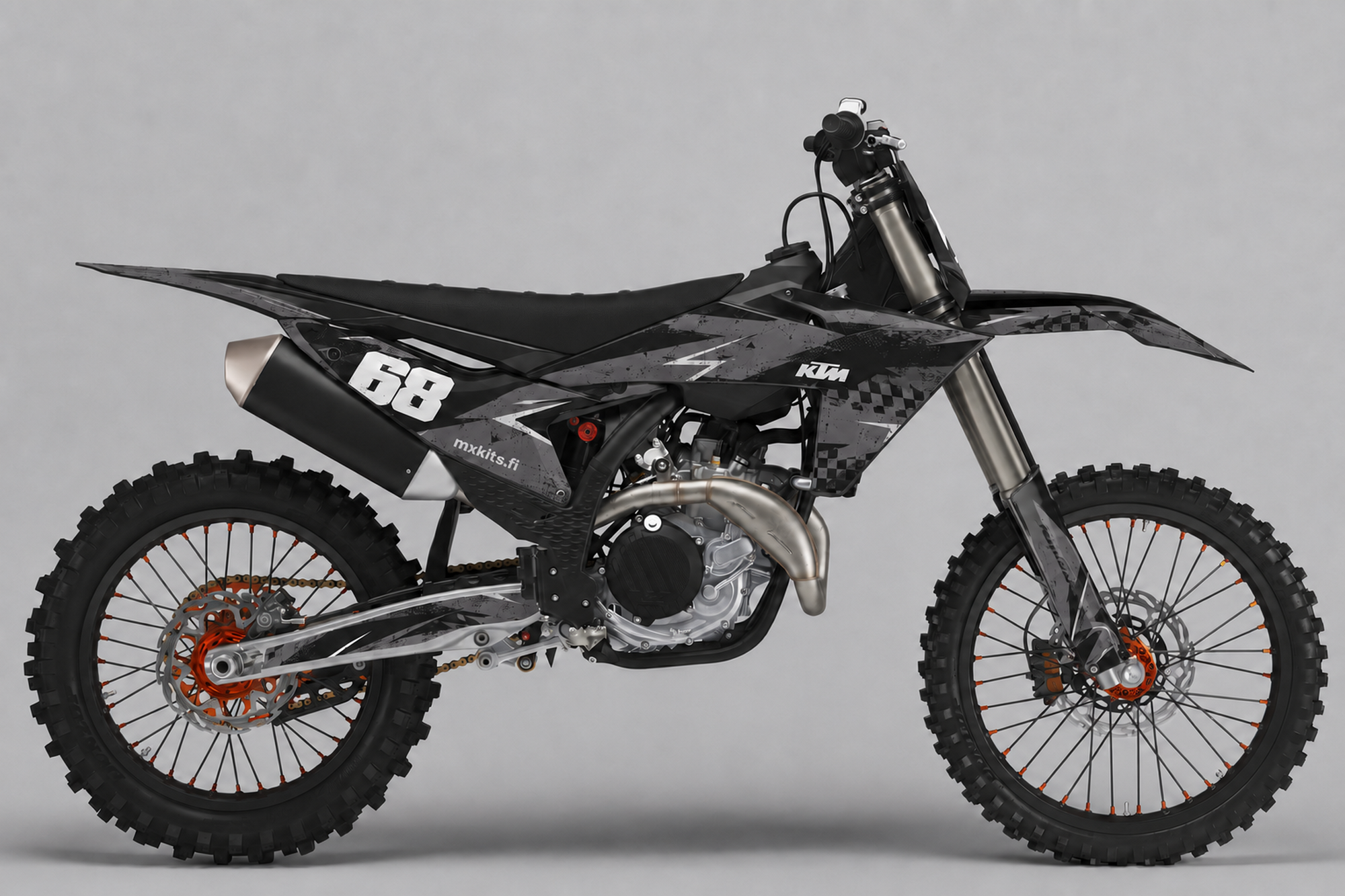 Musta-harmaa KTM Pikselivarjo -motocrosspyörä rikotulla ruutukuviolla, valkoinen numero 68 ja mxkits.fi sivukatteessa.