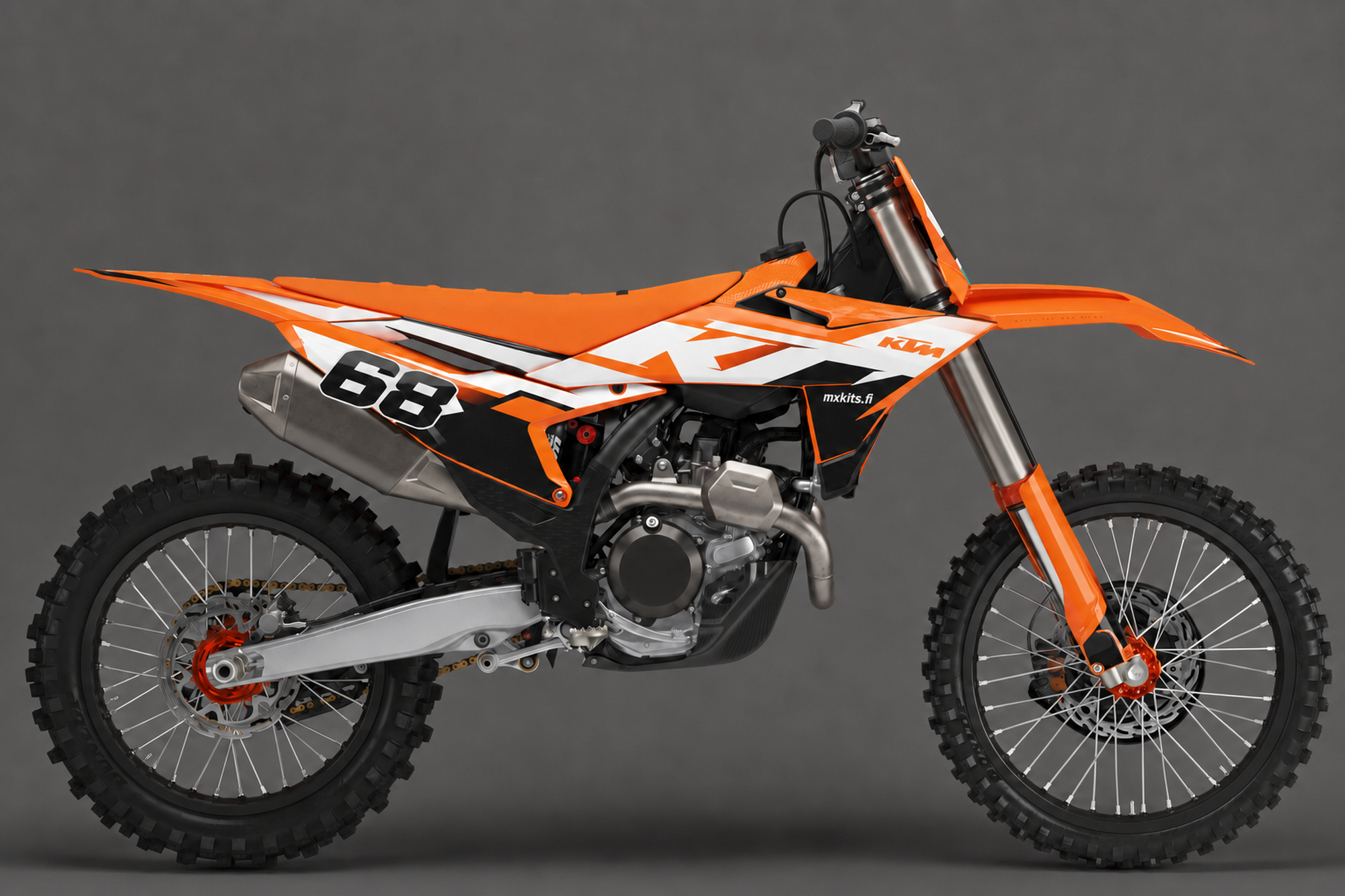 Oranssi, valkoinen ja musta KTM-motocrosspyörä sivulta, Porttipalo Race -grafiikassa suuri numero 68 takasivupaneelissa ja mxkits.fi.