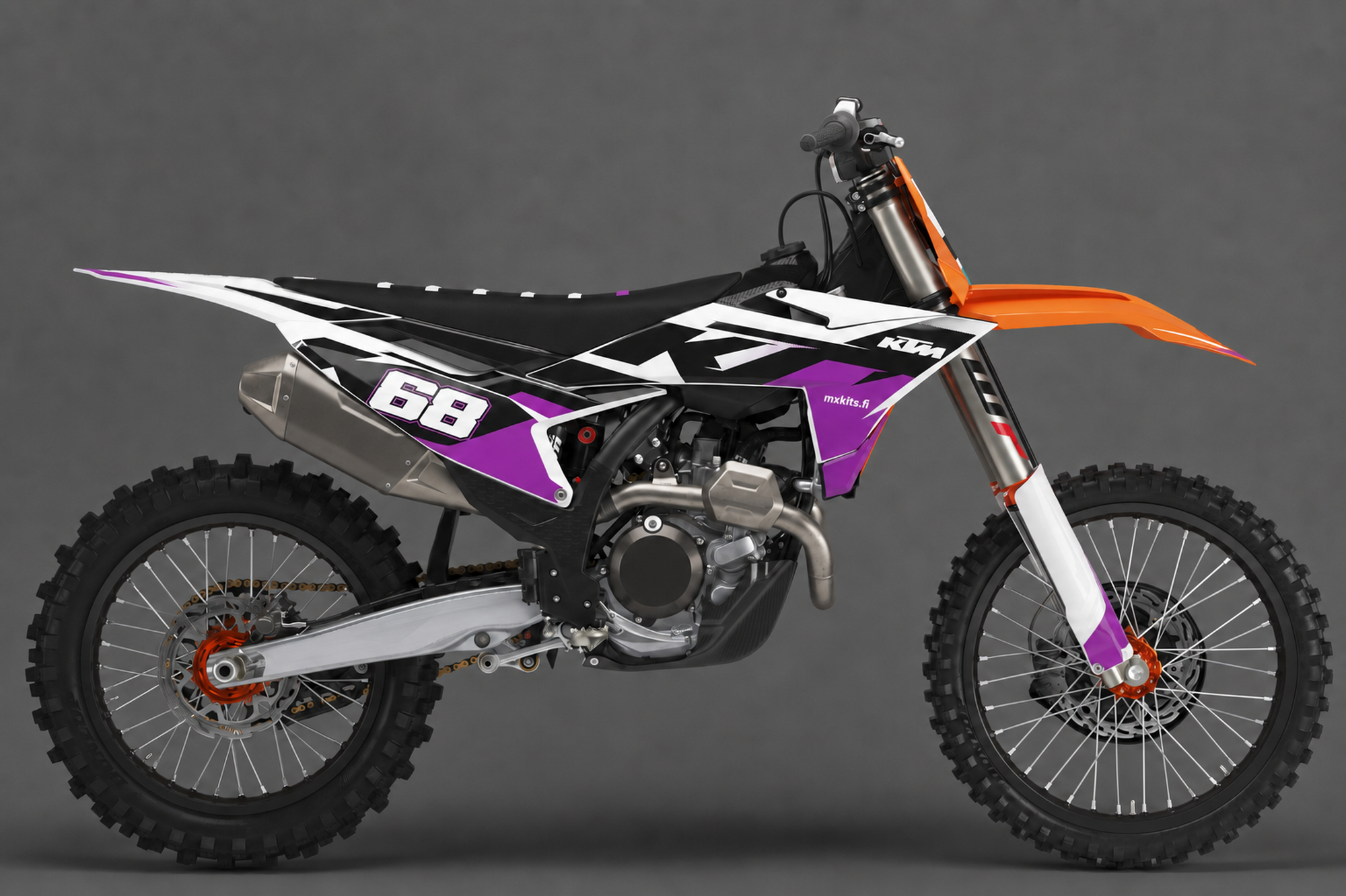 Musta, valkoinen ja purppura KTM-motocrosspyörä sivulta, Purppuravirta-tarrasarjassa personoitava numero 68 ja mxkits.fi.