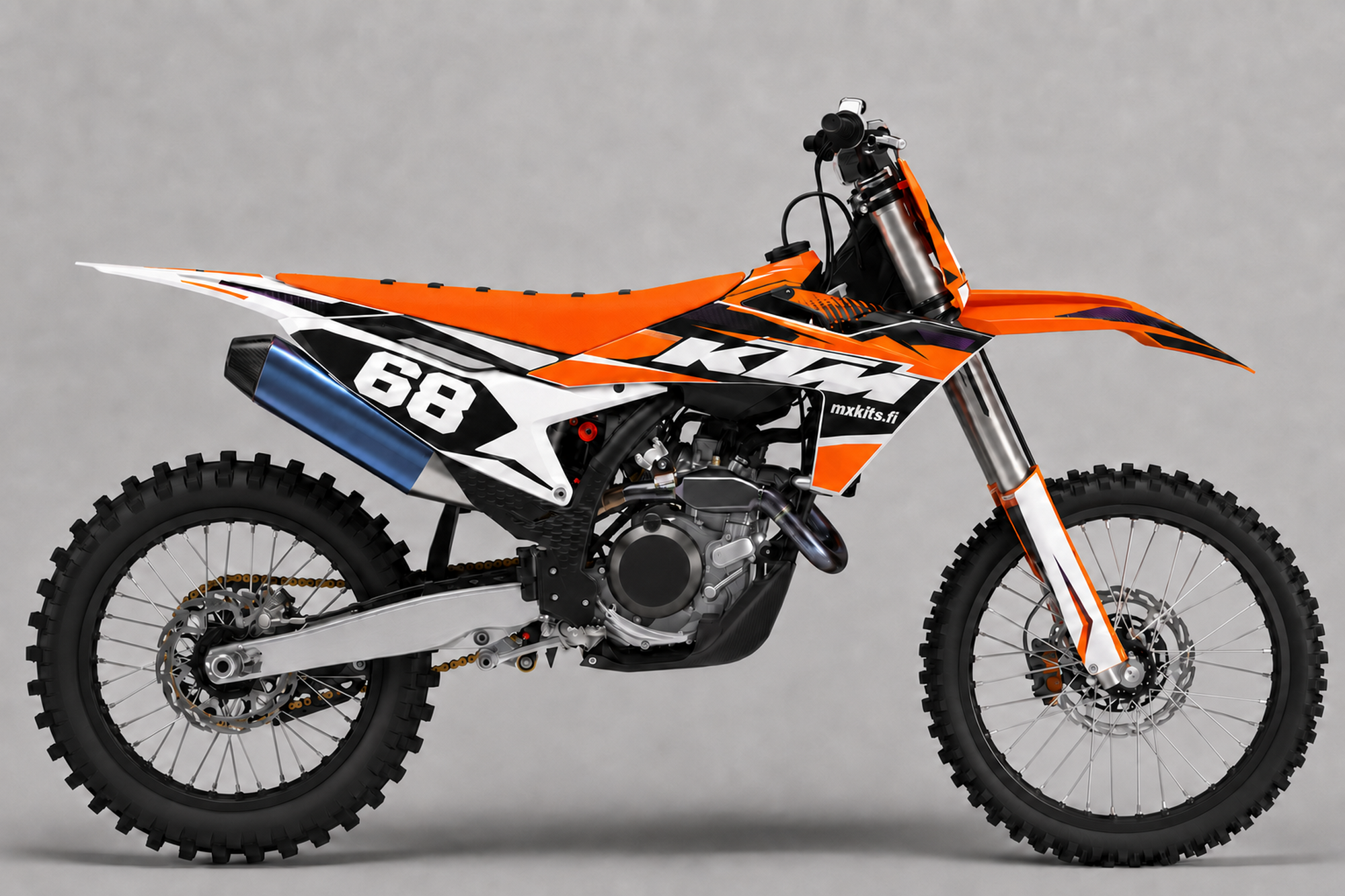 Valko-musta-oranssi KTM Pyörreleikkaus -motocrosspyörä, valkoinen numero 68 mustalla kulmakentällä, geometriset kiilat ja mxkits.fi.