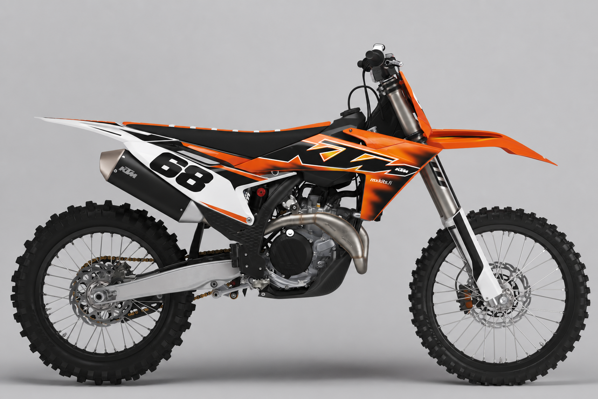 Oranssi, musta ja valkoinen KTM-motocrosspyörä sivulta Retrokiila-grafiikalla, suuri musta numero 68 valkoisessa takapaneelissa ja pieni mxkits.fi-merkintä.