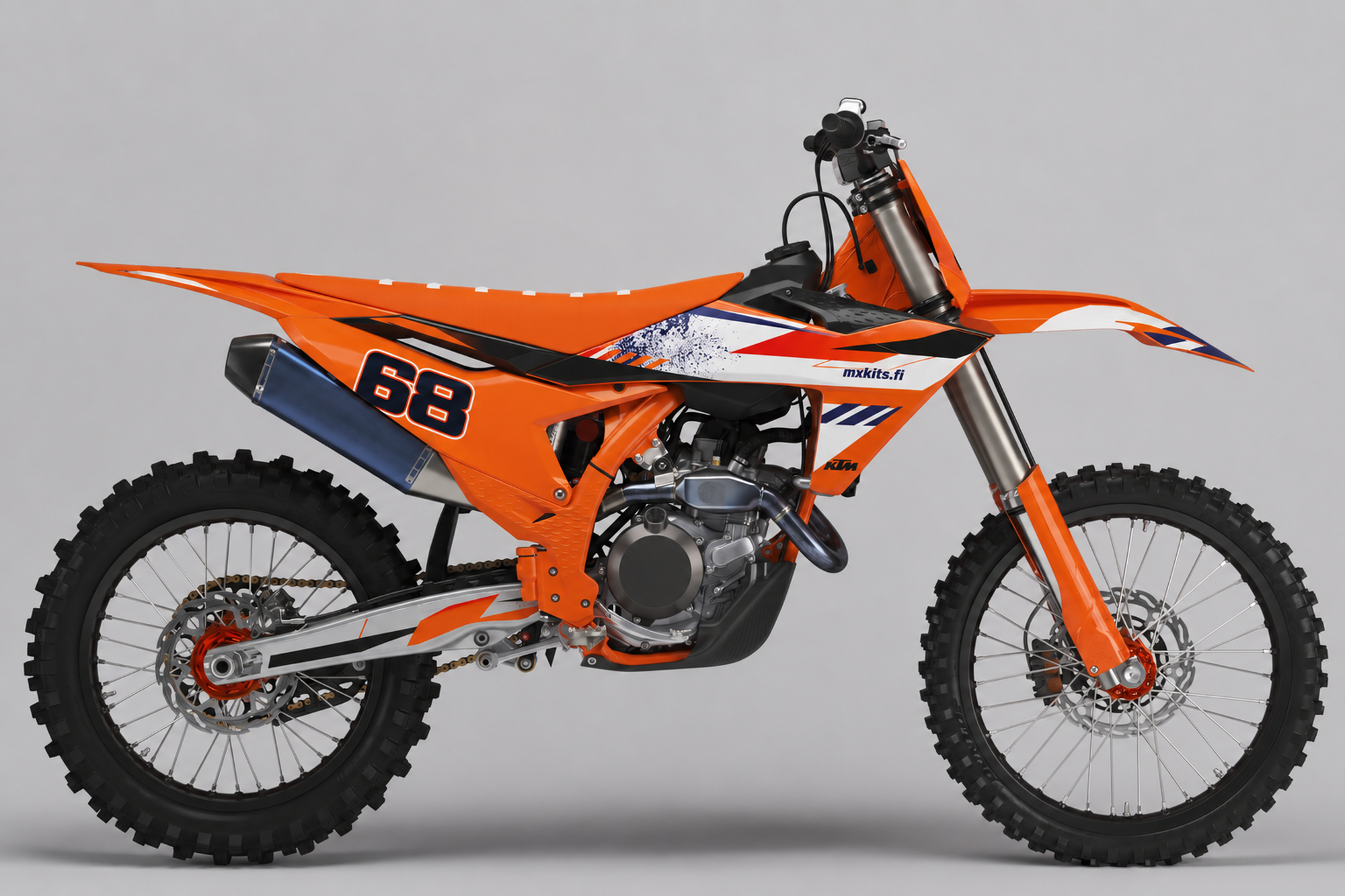 Oranssi KTM-motocrosspyörä sivulta Routaraita-grafiikalla, valkoinen ja tummansininen sivureitti, punaiset kiilat, tumma numero 68 sekä mxkits.fi.
