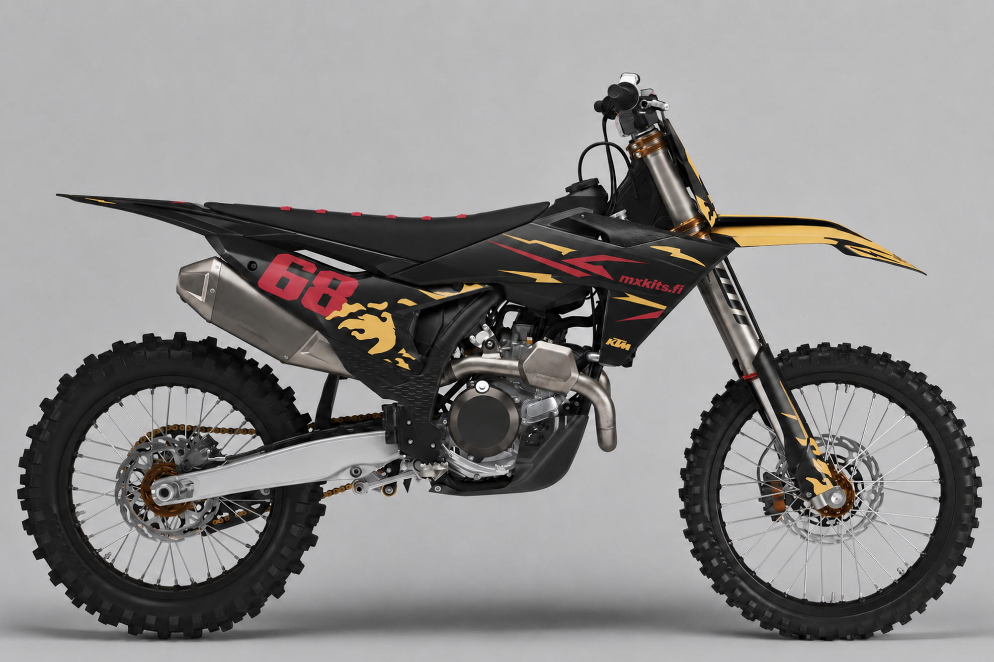 Musta KTM Samettihiillos -motocrosspyörä beigeillä ja viininpunaisilla sivellinjäljillä, punainen numero 68 sekä mxkits.fi.