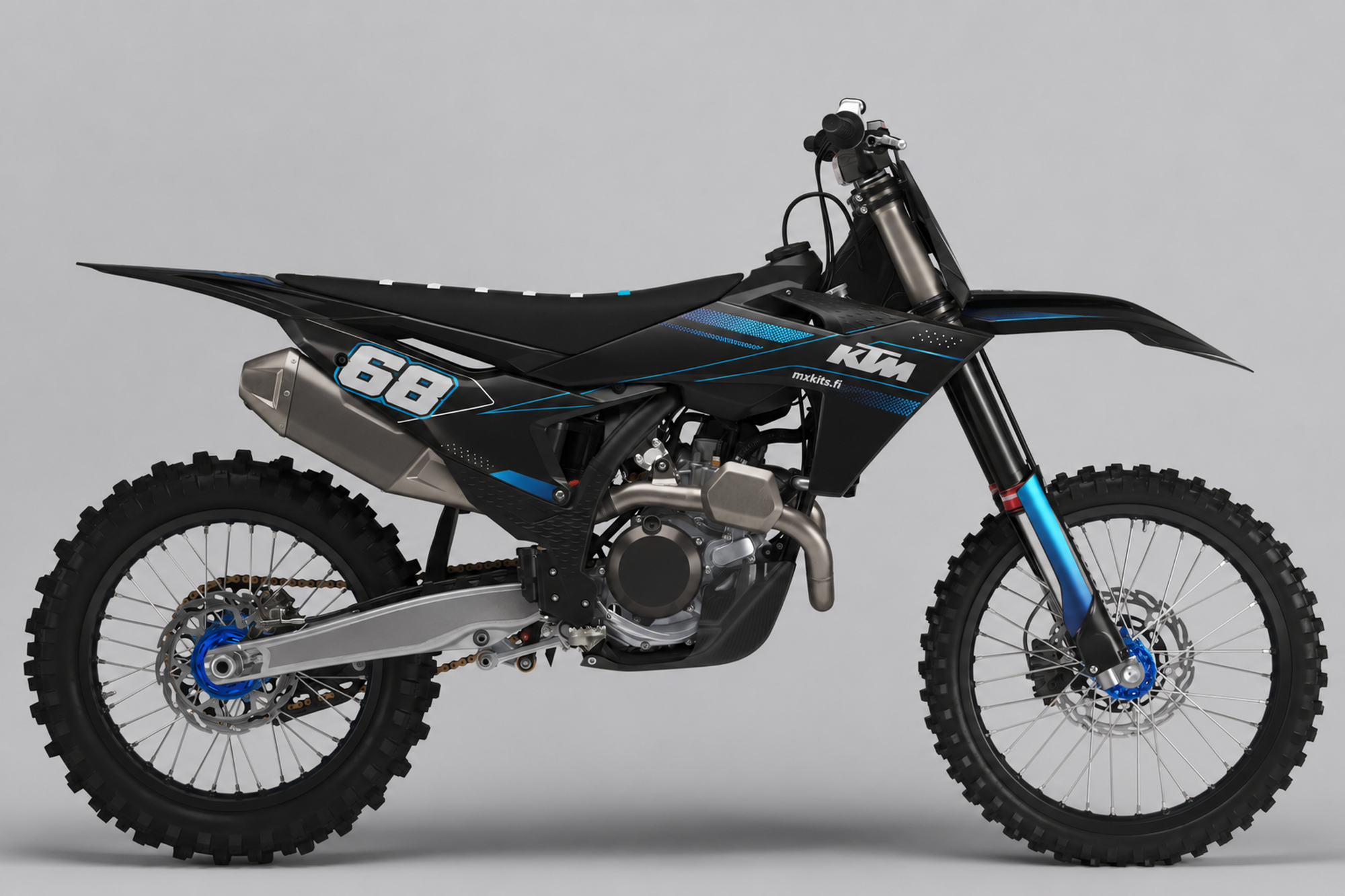 Musta KTM-motocrosspyörä sivulta Sinipulssi-grafiikalla, kirkkaansiniset viivat ja pistekuviot, vaalea numero 68 sinisellä reunalla sekä mxkits.fi.