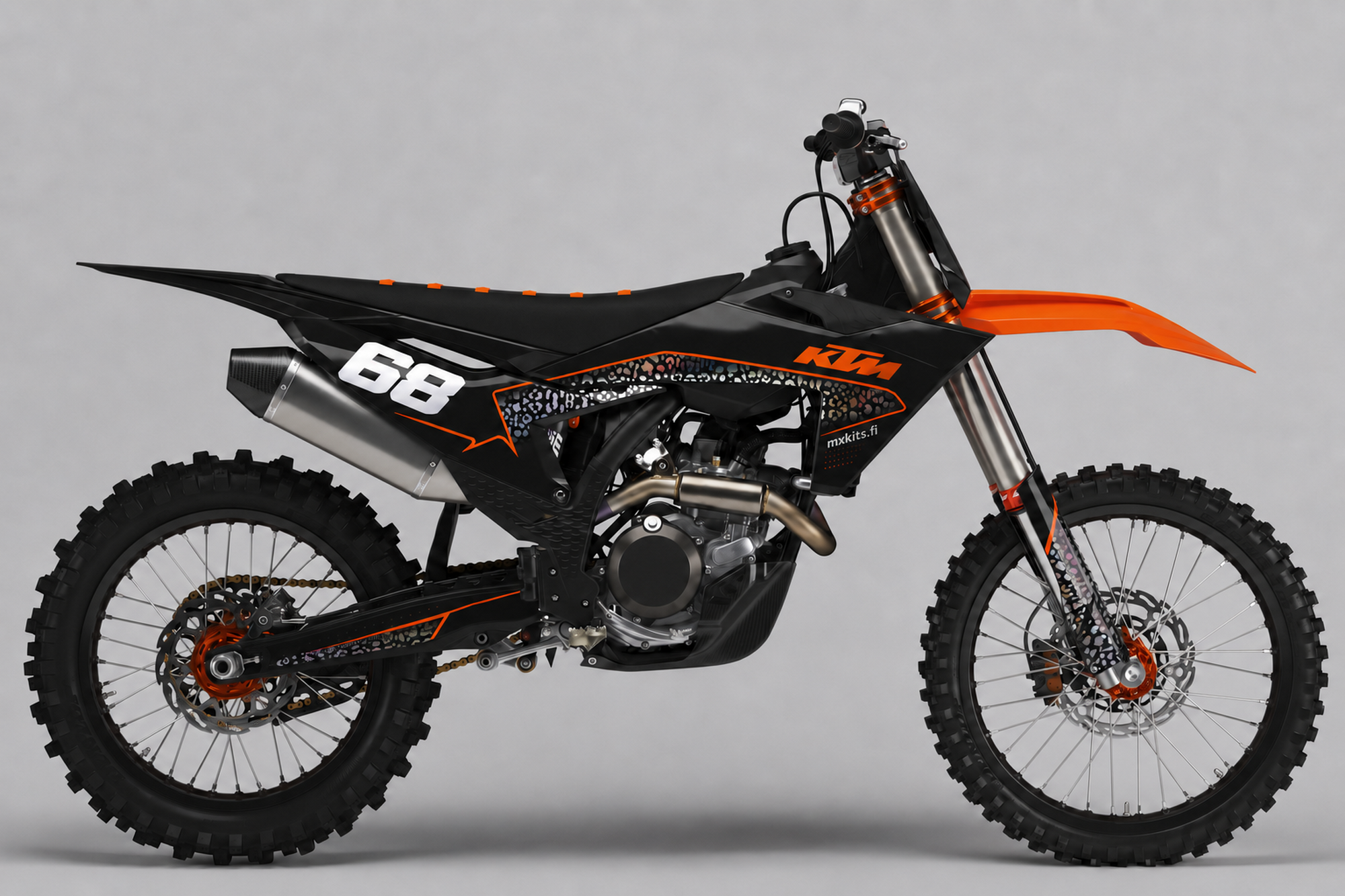 Musta KTM-motocrosspyörä sivulta Spektritäplä-grafiikalla, monivärinen täplänauha katteessa ja haarukkasuojassa, valkoinen numero 68 sekä mxkits.fi.