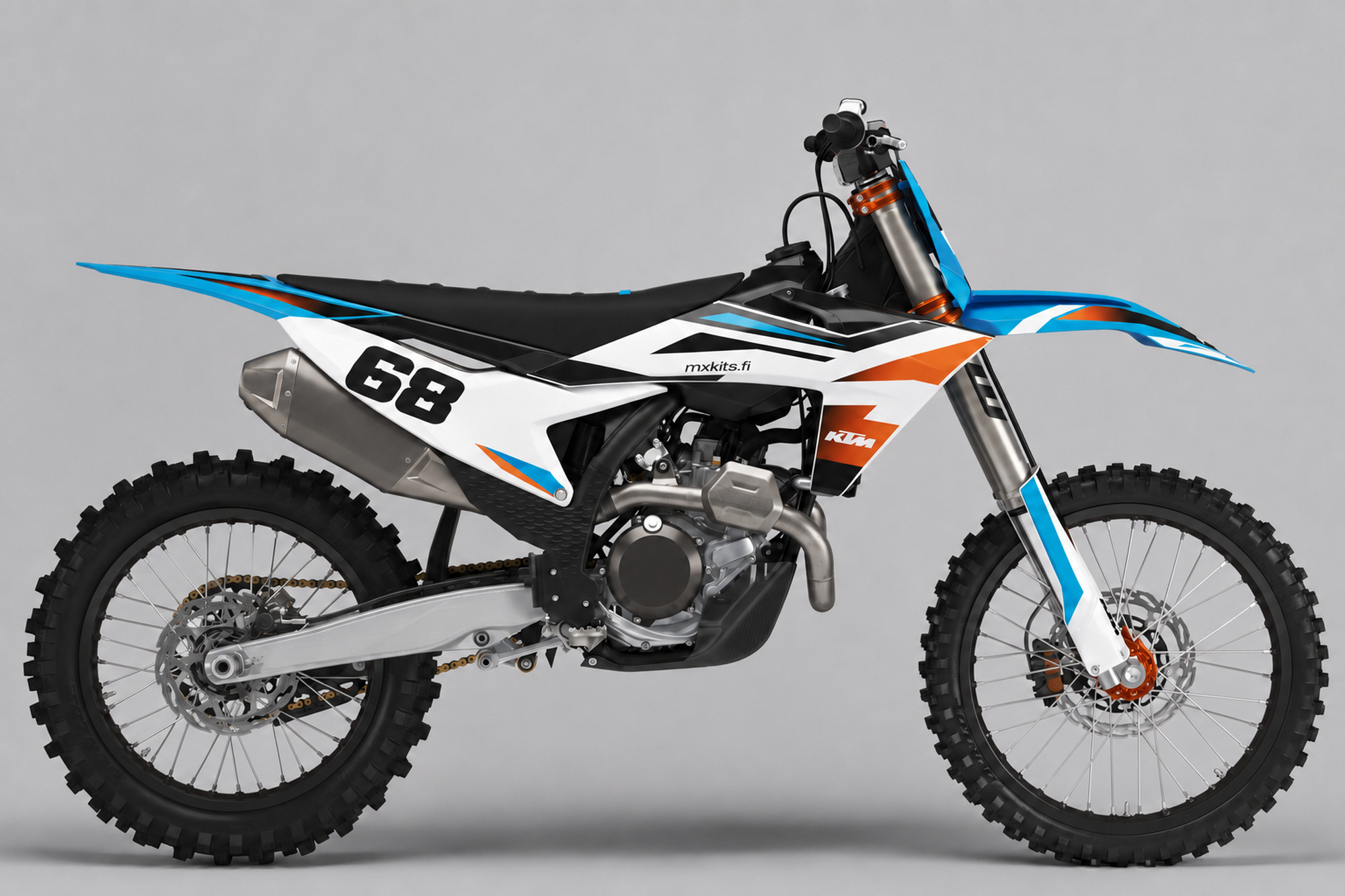 Valkoinen KTM Syaanikaari -motocrosspyörä, kirkkaansininen yläkaari, mustat kiilat, oranssi KTM-kenttä, numero 68 ja mxkits.fi.