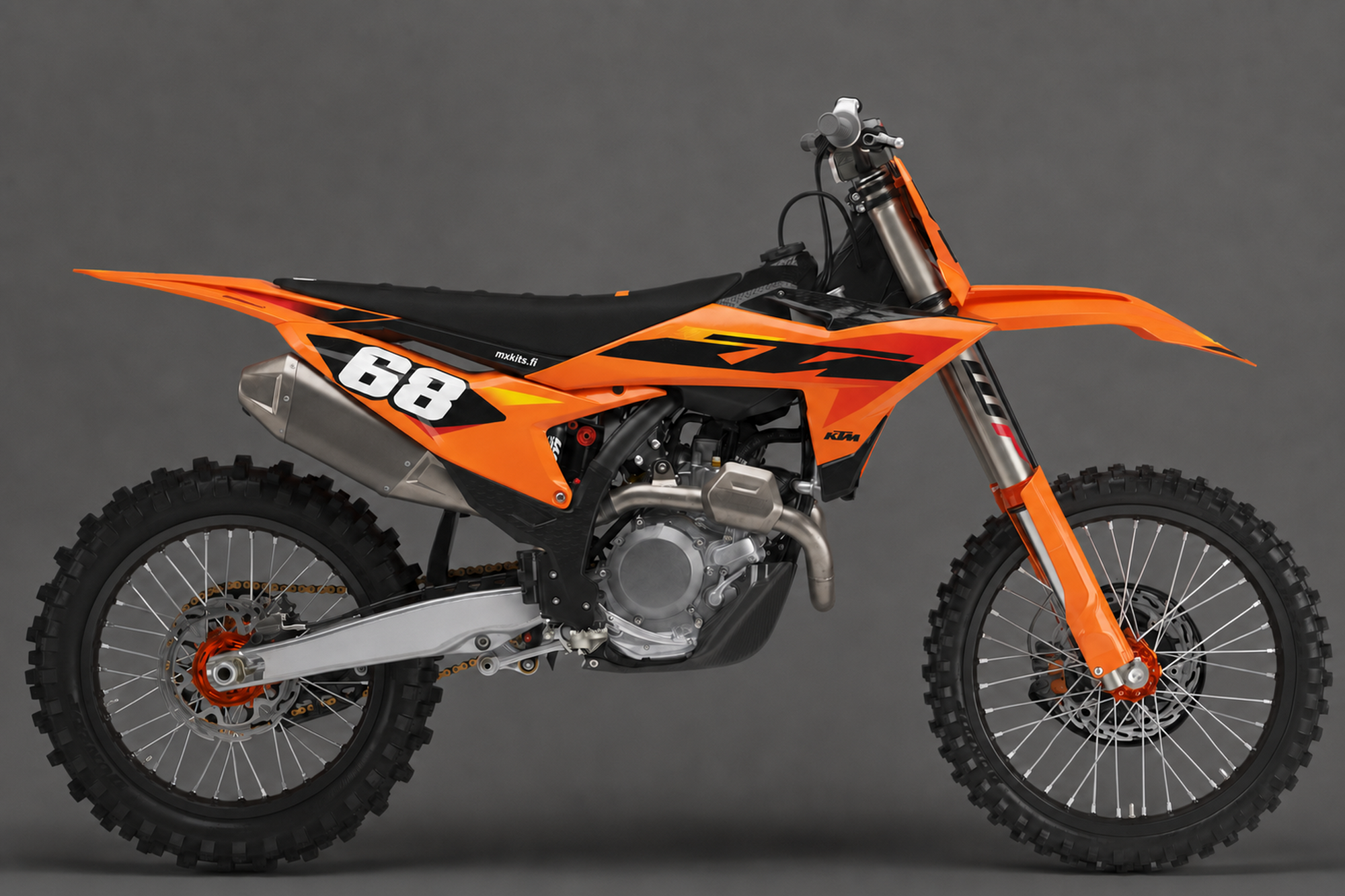 Oranssi KTM-motocrosspyörä sivulta Tehdasviilto-grafiikalla, musta sivupinta, kelta-oranssi-punainen kiila, valkoinen numero 68 ja mxkits.fi satulalinjan alla.