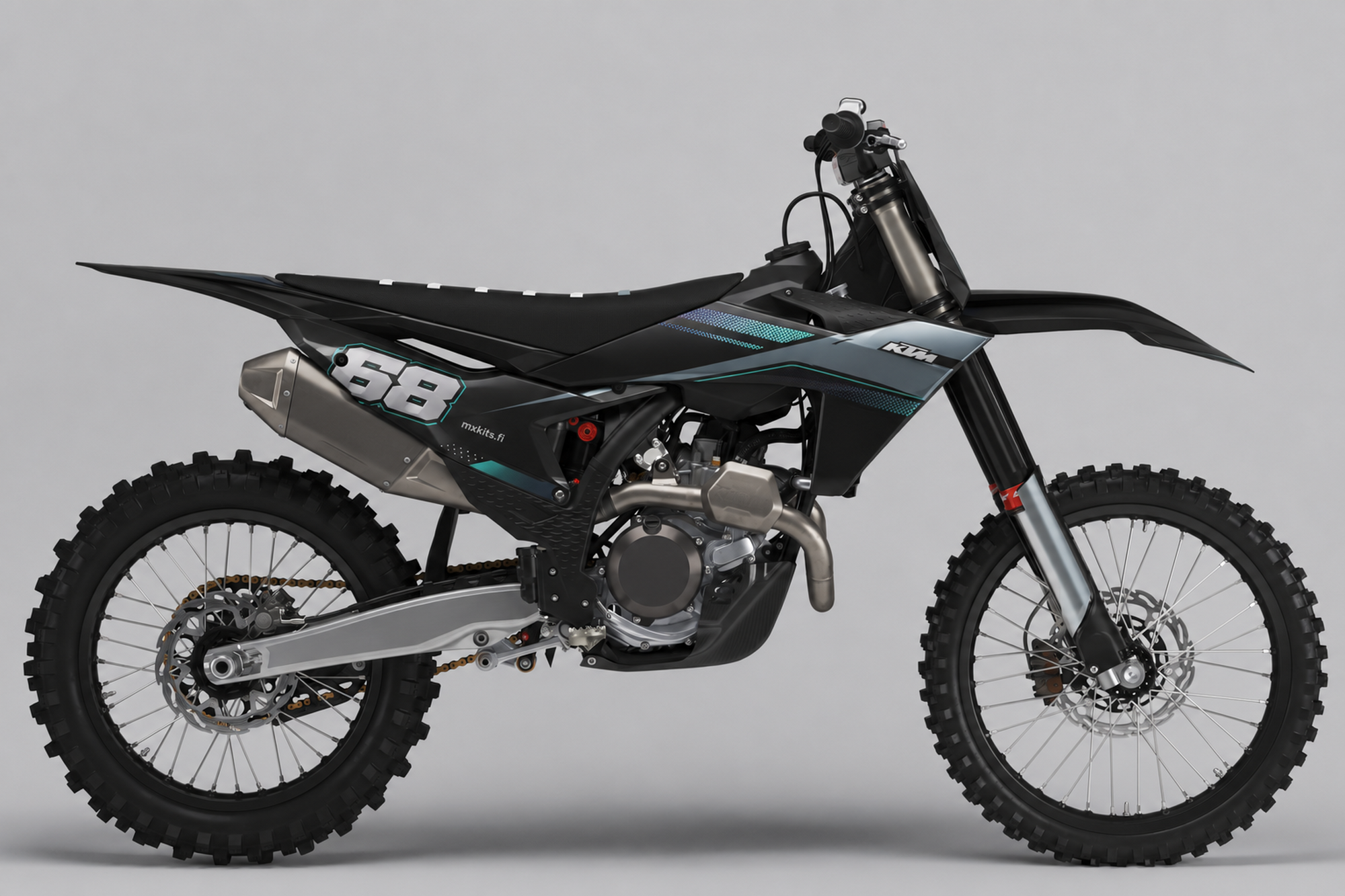 Musta KTM-motocrosspyörä sivulta Teräsusva-grafiikalla, vaaleanharmaa etusivun kenttä, turkoosit pisteet ja rajat, vaalea numero 68 sekä mxkits.fi.