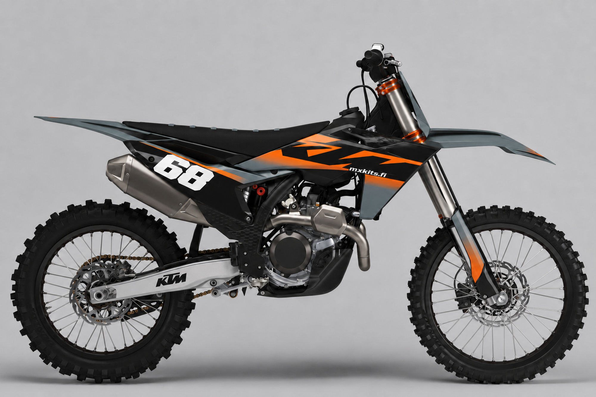 Grafiitinharmaa-musta KTM-motocrosspyörä sivulta Tuhkasalama-grafiikalla, valkoinen numero 68, oranssi salama ja mxkits.fi.