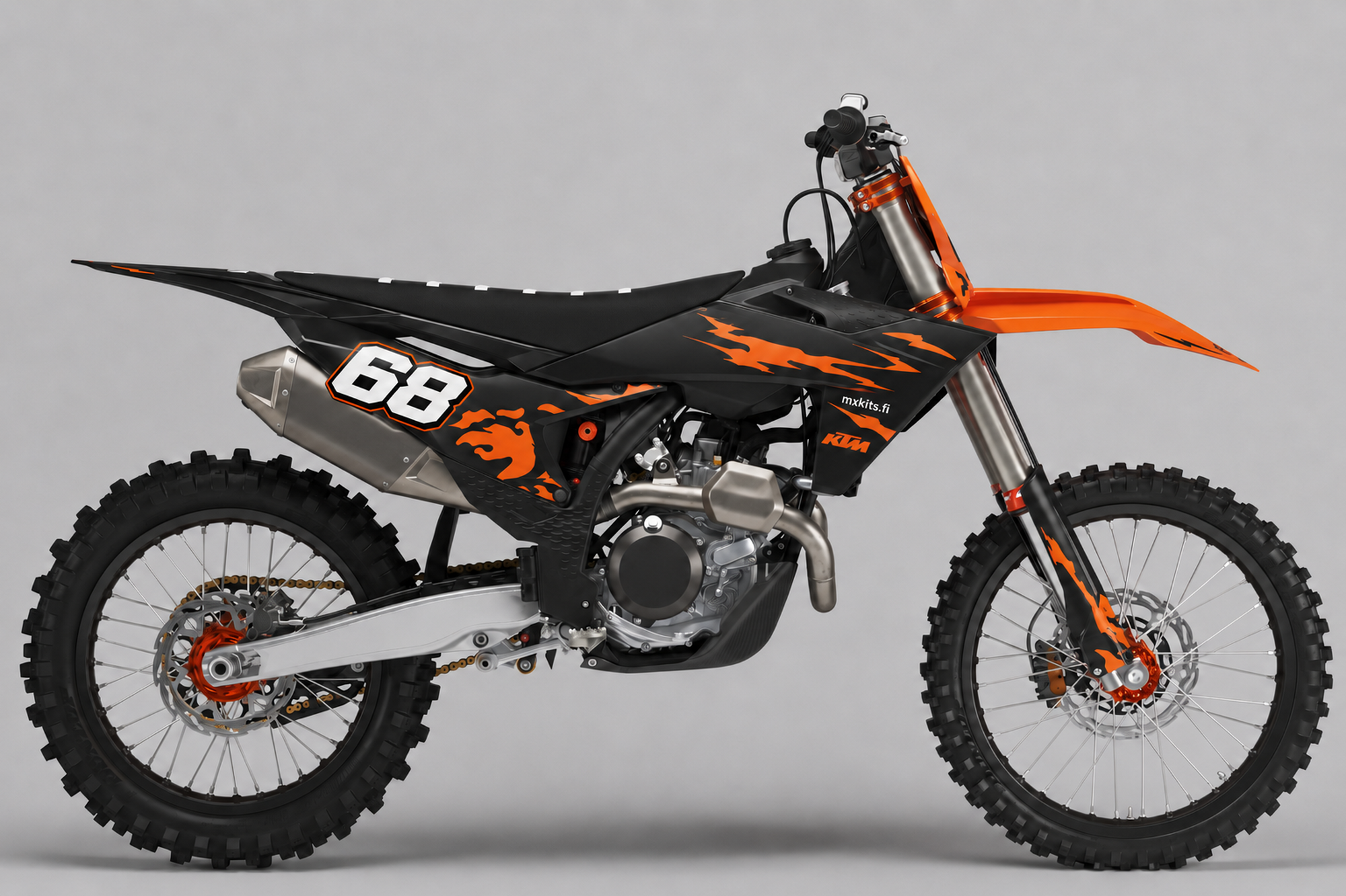 Musta KTM Tulirintama -motocrosspyörä, oranssi etulokasuoja ja liekkigrafiikka, valkoinen numero 68 sekä mxkits.fi.