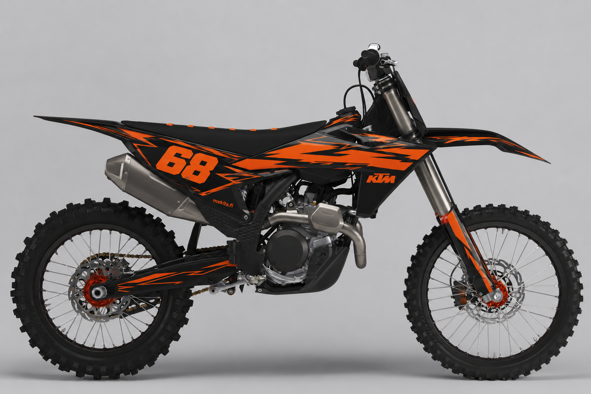 Musta KTM-motocrosspyörä sivulta Ukkosjälki-grafiikalla, terävät oranssit salamakärjet katteissa ja lokasuojissa, oranssi numero 68 sekä mxkits.fi.