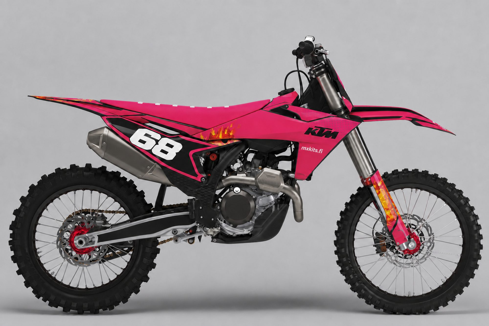 Vadelmanpinkki KTM-motocrosspyörä sivulta Vadelmasoihtu-grafiikalla, mustat sivualueet, oranssinkeltaiset liekkikorostukset, valkoinen numero 68 sekä mxkits.fi.