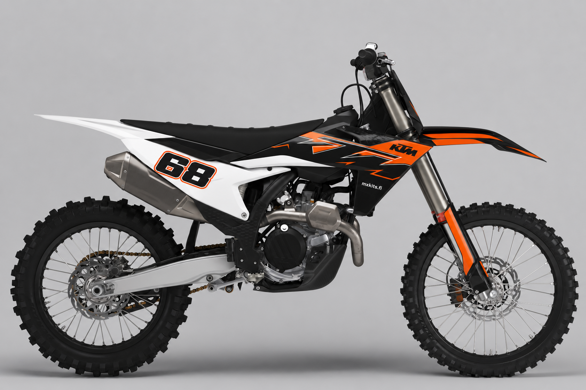 KTM-motocrosspyörä sivulta Valkeasiipi-grafiikalla, valkoinen takaosa, musta-oranssi keula, tumma numero 68 oranssilla reunalla ja mxkits.fi.