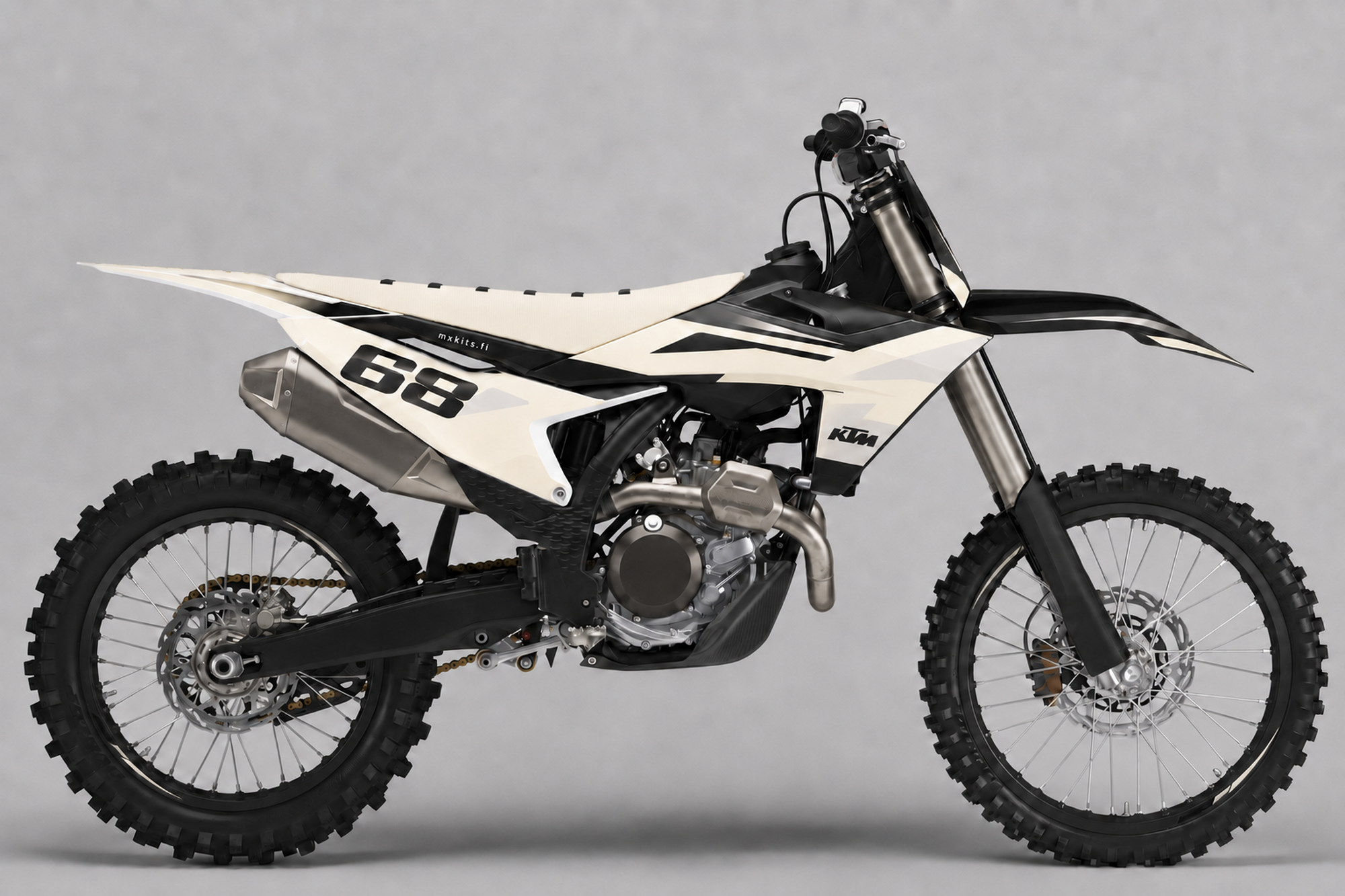Kermanvaalea KTM Vaniljaterä -motocrosspyörä, pitkät mustat kiilat, numero 68 ja mxkits.fi sponsorittomalla sivupinnalla.