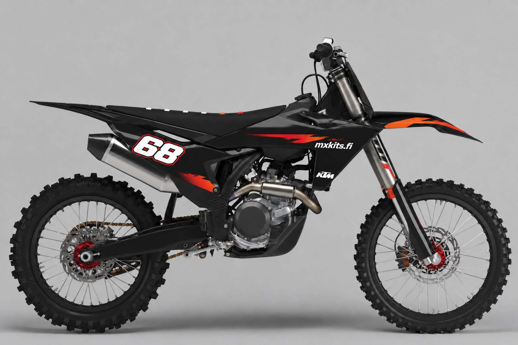 Musta KTM Varjoliekki -motocrosspyörä punaoransseilla liekkiviilloilla, valkoinen numero 68 ja mxkits.fi sivukatteessa.