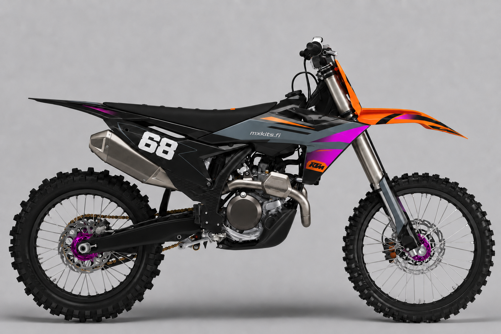 Musta ja grafiitinharmaa KTM Varjomagenta -motocrosspyörä, magentavioletit kiilat, oranssi etupää, valkoinen numero 68 ja mxkits.fi.