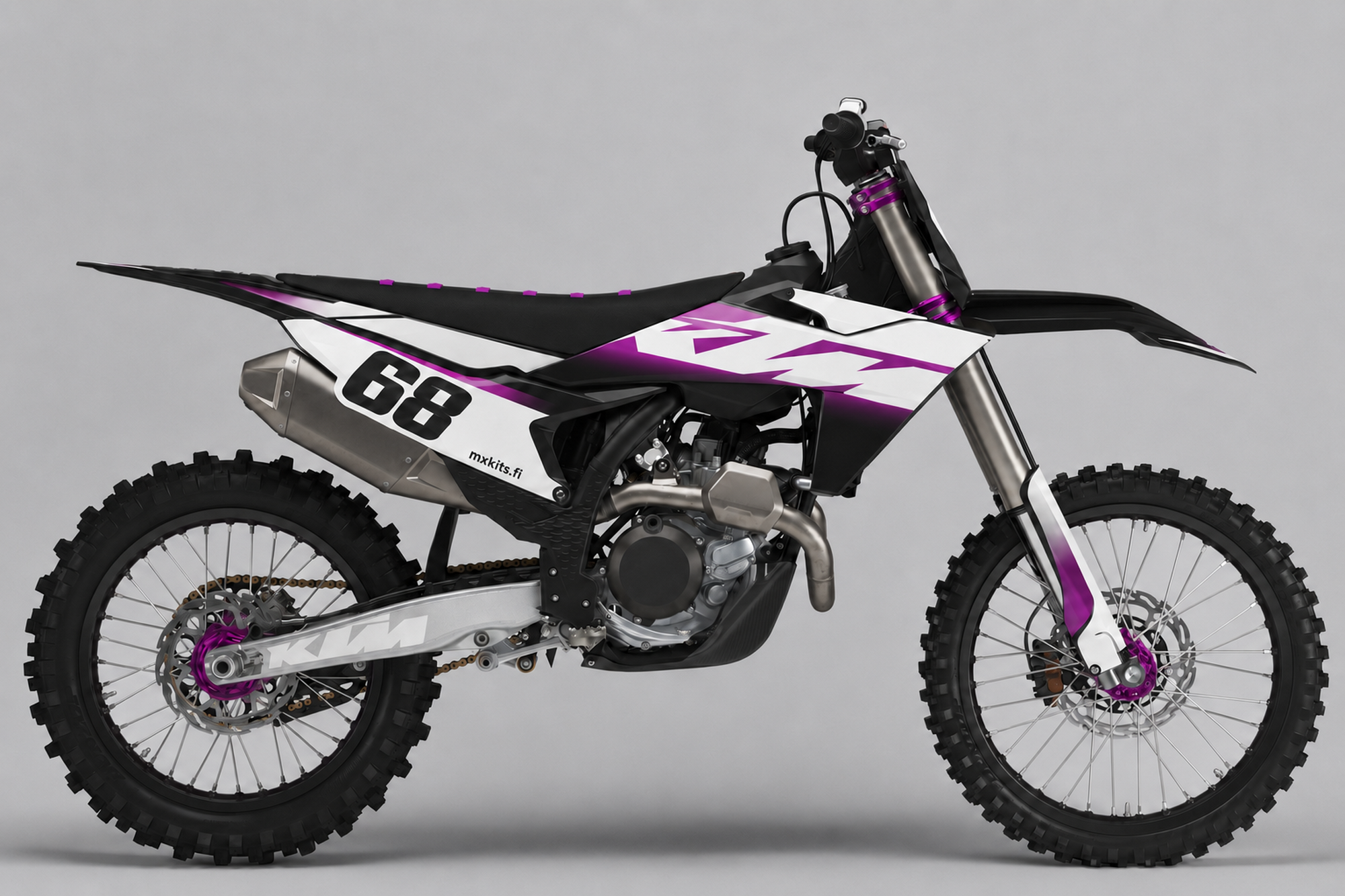 Musta-valkoinen KTM-motocrosspyörä sivulta Violettivektori-grafiikalla, violetit liukuvärikiilat, musta numero 68 ja mxkits.fi.