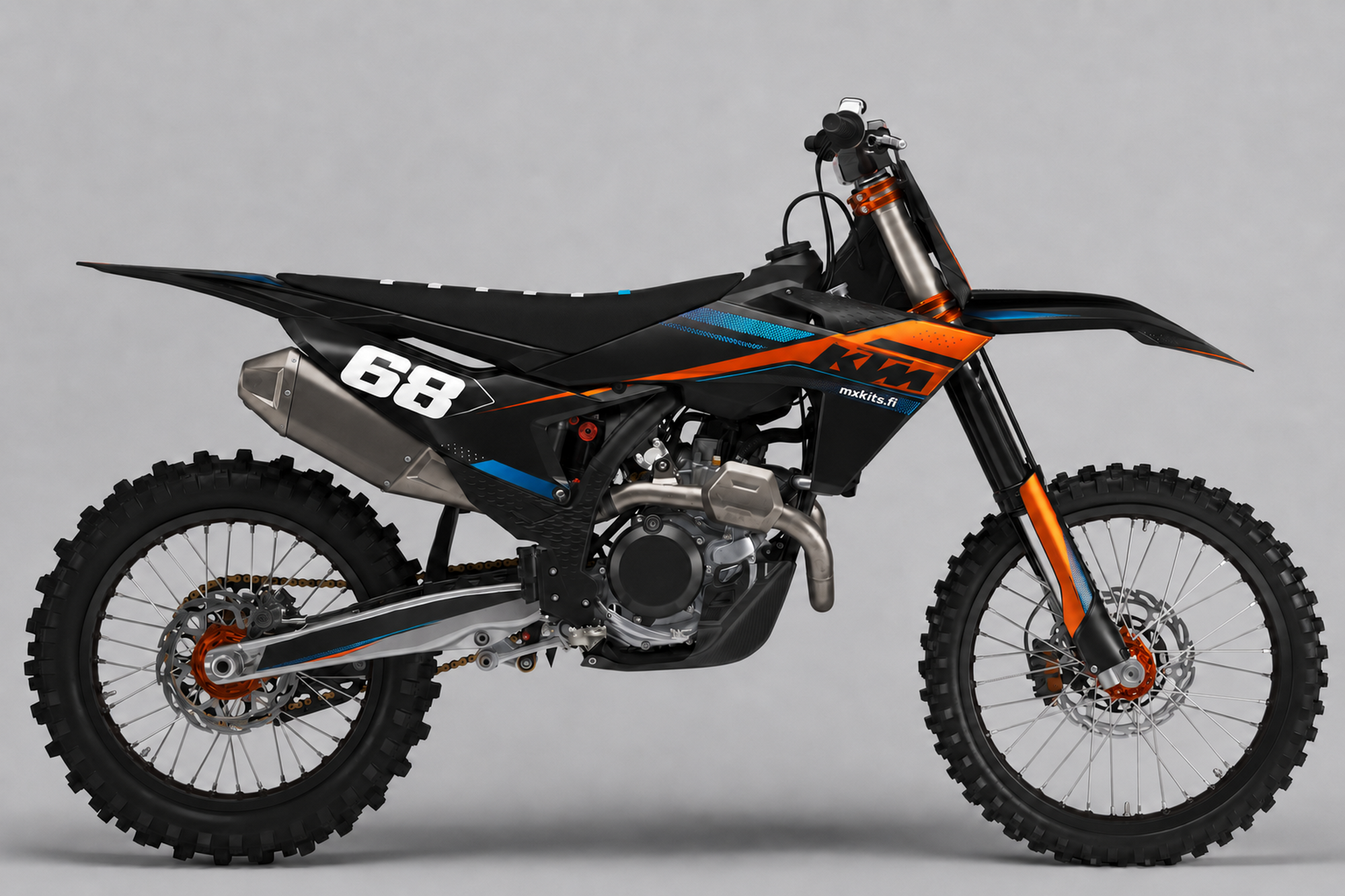 Tumma KTM-motocrosspyörä sivulta Yökipinä-grafiikalla, oranssi nuolimainen etusivu, sähkönsiniset viivat, valkoinen numero 68 ja mxkits.fi.