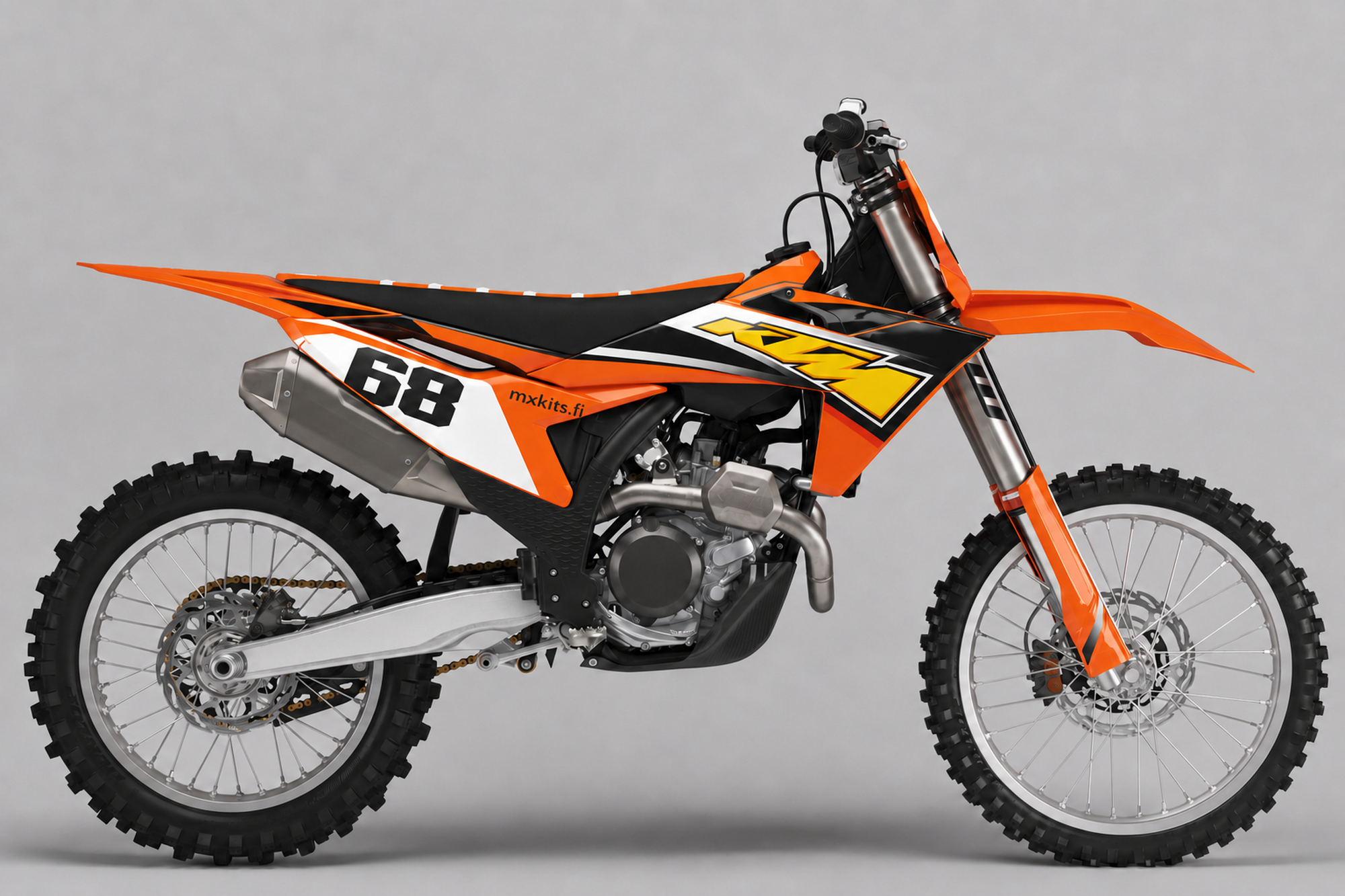 Oranssi KTM Ysärikilpi -motocrosspyörä valkoisella numeropaneelilla, musta numero 68, keltainen KTM ja mxkits.fi.
