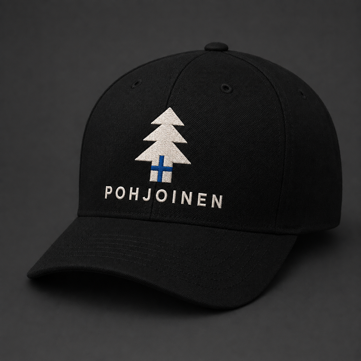 Musta brodeerattu lippis, jossa valkoinen kuusi, pieni sininen Suomen risti ja valkoinen POHJOINEN-teksti