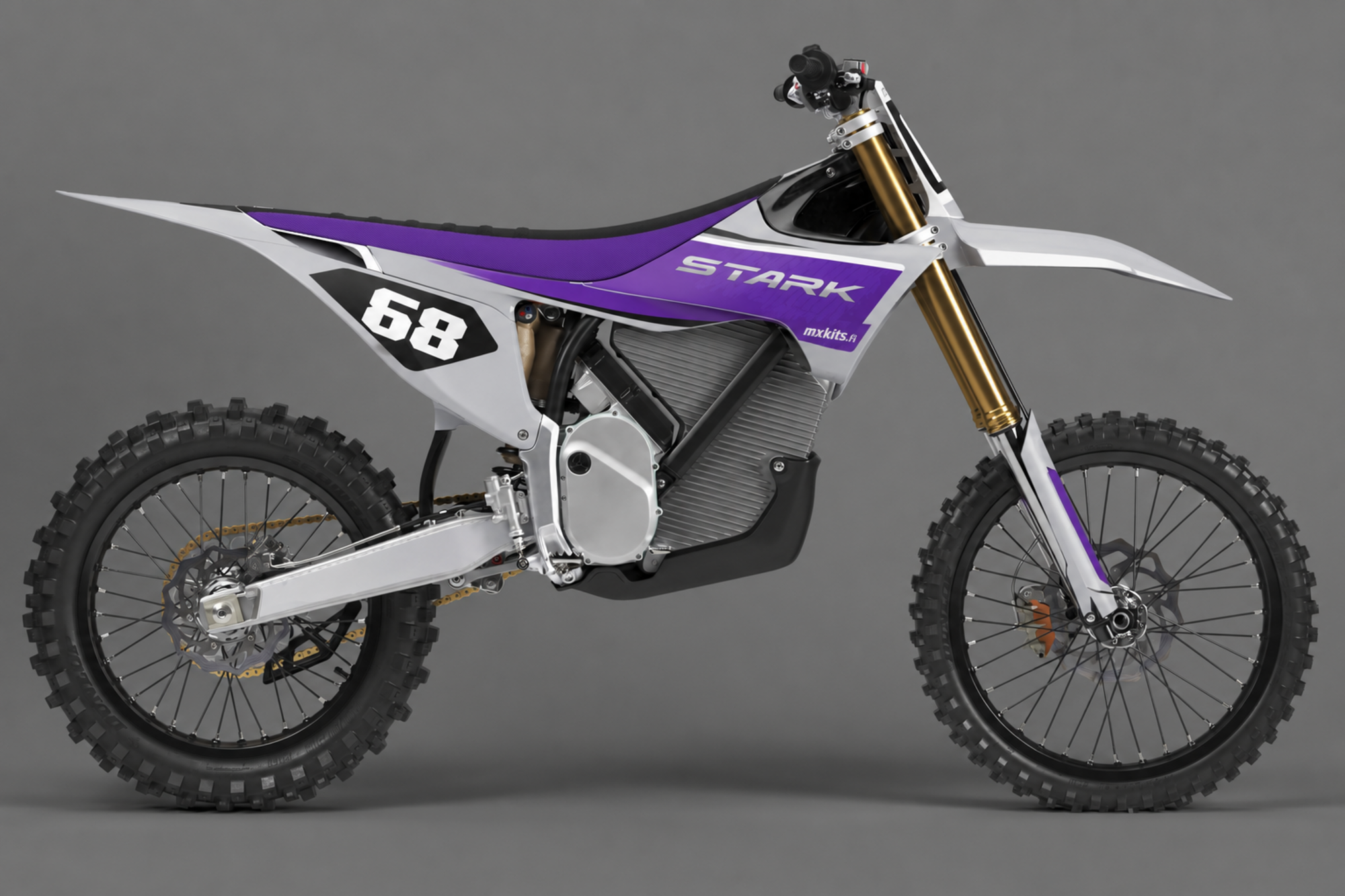 Harmaa, valkoinen ja violetti Stark-sähkömotocrosspyörä terävälinjaisella Grizzly-grafiikalla ja violetilla satulalla, numero 68, STARK ja mxkits.fi.