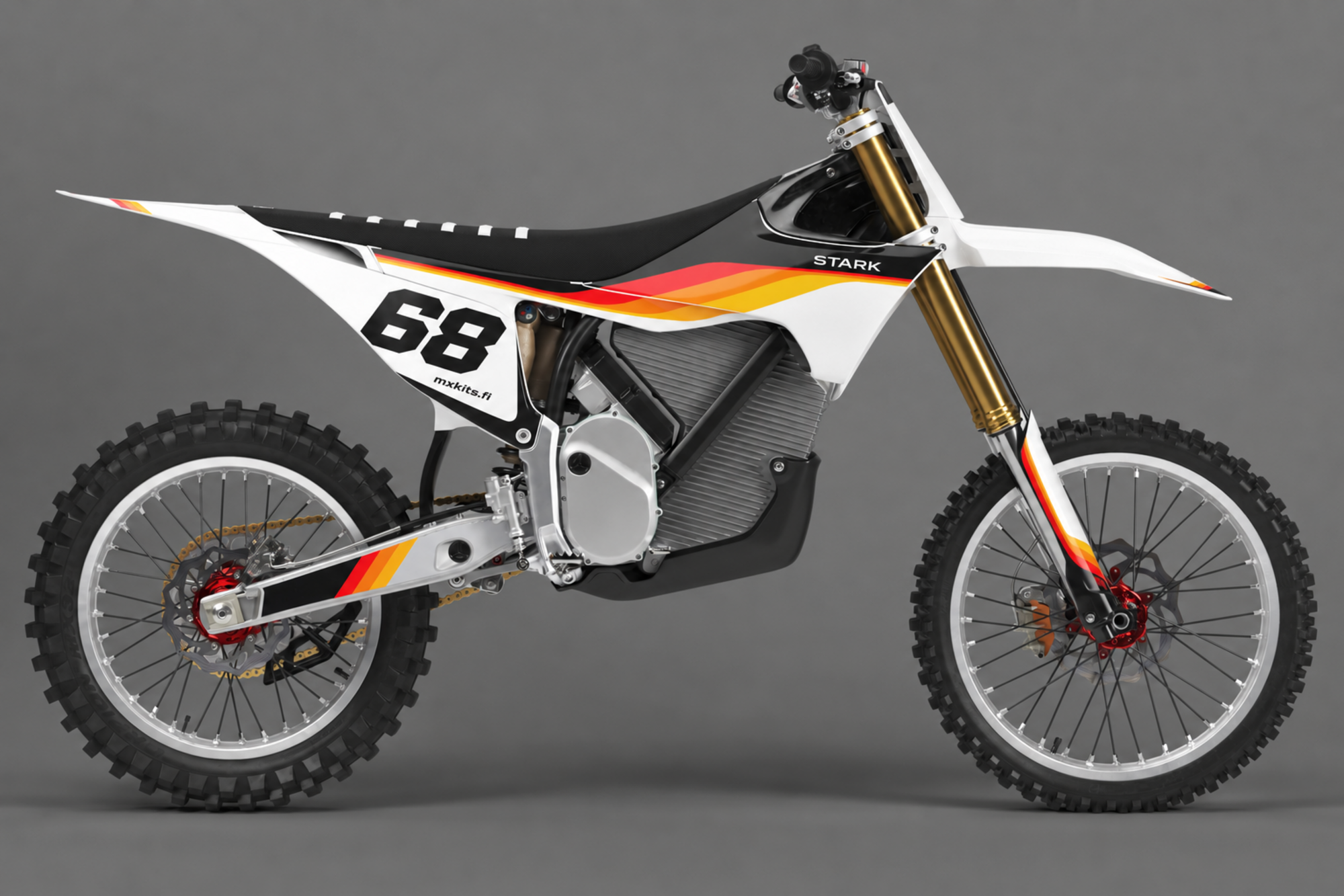 Valkoinen ja musta Stark-sähkömotocrosspyörä kerroksellisilla punaisen, oranssin ja keltaisen Spark-aaltoraidoilla, numero 68, STARK ja mxkits.fi.