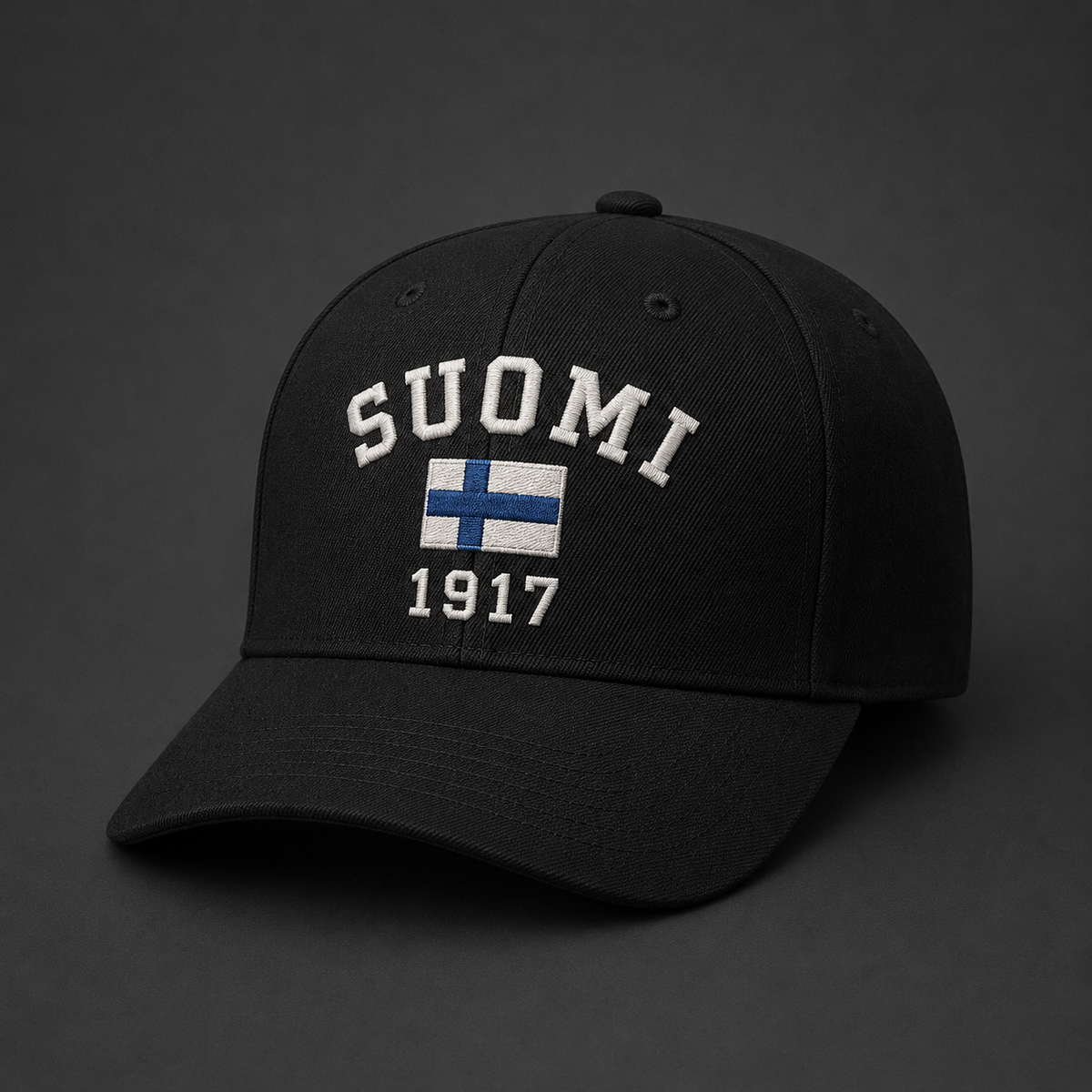 Musta brodeerattu lippis, jossa kaareva valkoinen SUOMI-teksti, Suomen lippu ja vuosiluku 1917