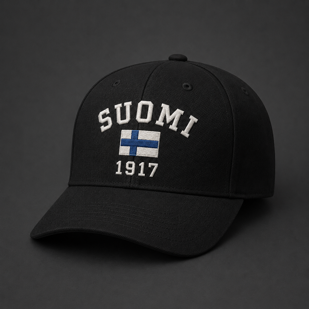 Musta brodeerattu lippis, jossa kaareva valkoinen SUOMI-teksti, Suomen lippu ja vuosiluku 1917