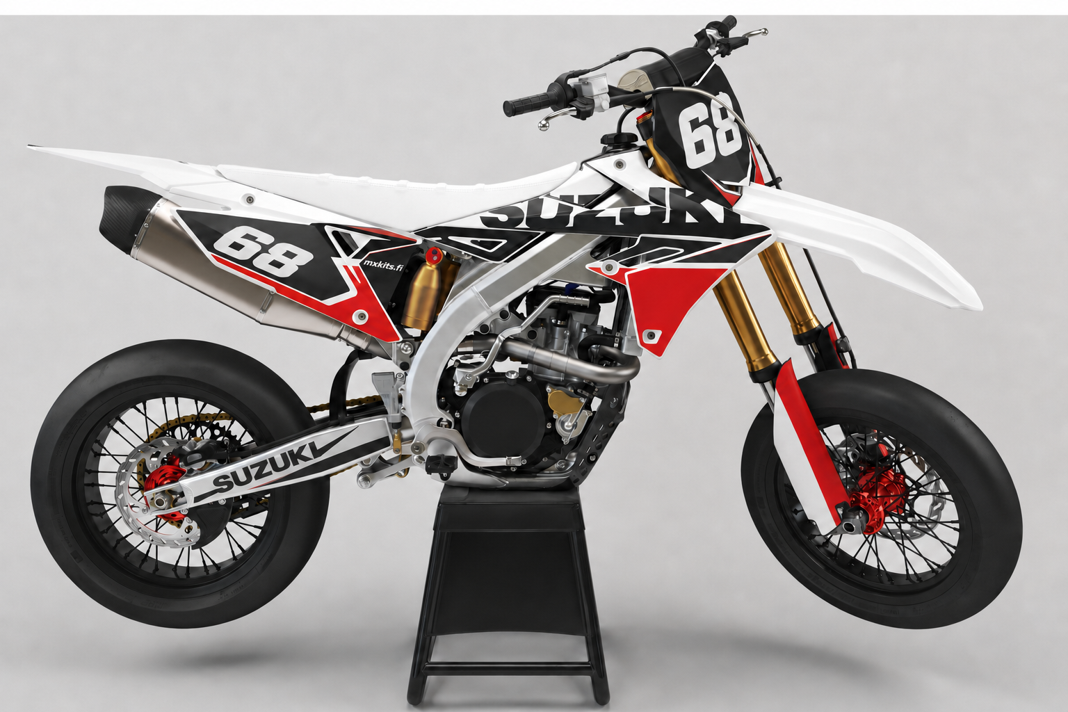 Suzuki Punakiila personoitava punamusta motocross-tarrasarja numerolla 68 ja täysin mustalla huoltopukilla