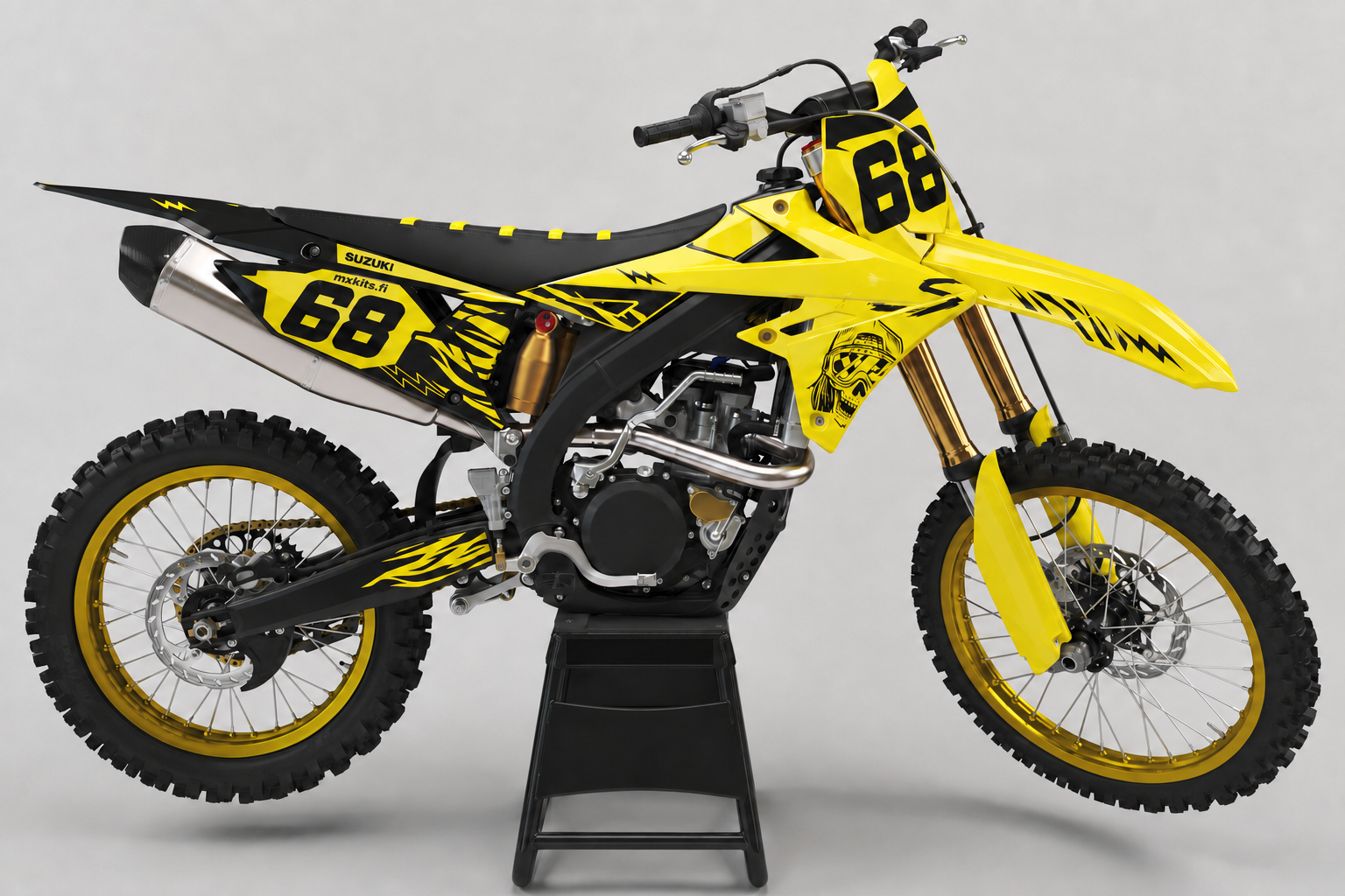 Suzuki RM-Z Keltahaamu motocross-tarrasarja numerolla 68, keltamusta kallokuvio ja täysin musta huoltopukki