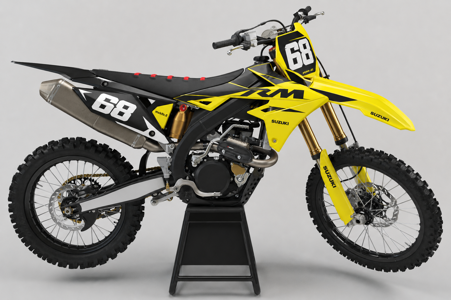 Suzuki RM-Z Keltanäky kelta-musta motocross-tarrasarja numerolla 68 ja puhtaalla mustalla pyörätelineellä