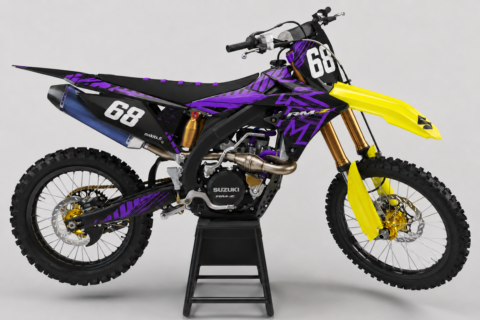 Suzuki RM-Z Purppuravarjo personoitava sponsoriton motocross-tarrasarja numerolla 68