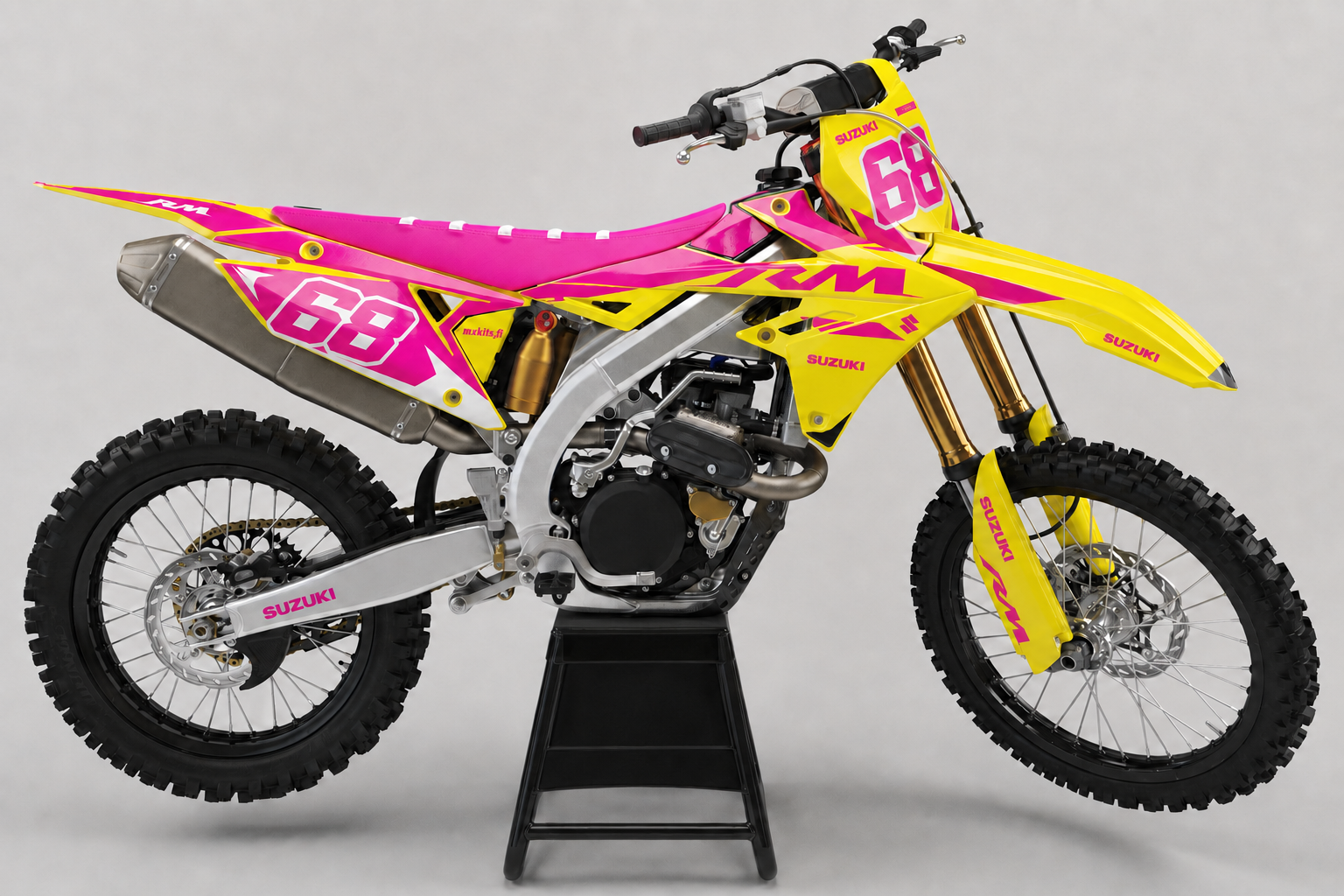 Suzuki RM-Z Ruusunäky pinkki-keltainen motocross-tarrasarja numerolla 68 ja puhtaalla mustalla pyörätelineellä