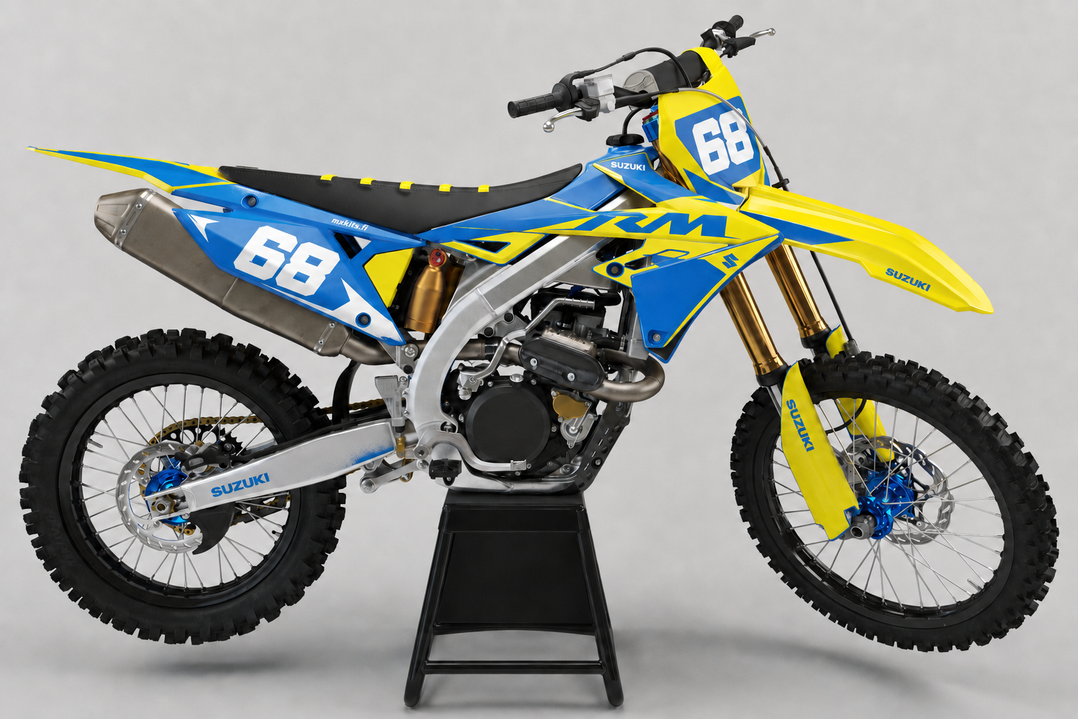 Suzuki RM-Z Sinunäky sinikeltainen motocross-grafiikkasarja, valkoinen kilpailunumero 68 ja täysin musta huoltopukki