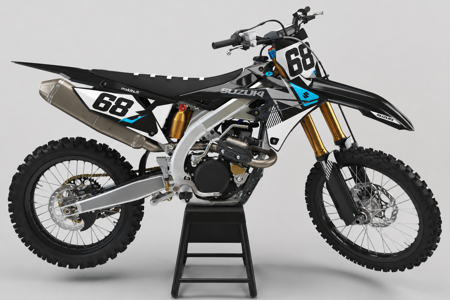 Suzuki RM-Z Varjopulssi motocross-tarrasarja musta-harmaana syaanein yksityiskohdin ja numerolla 68