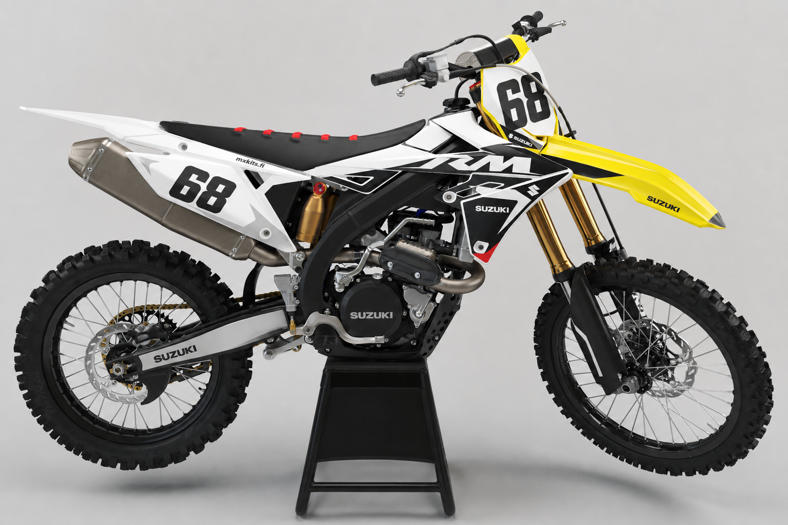 Suzuki RM-Z Valkonäky valko-musta motocross-tarrasarja numerolla 68 ja täysin mustalla pyörätelineellä