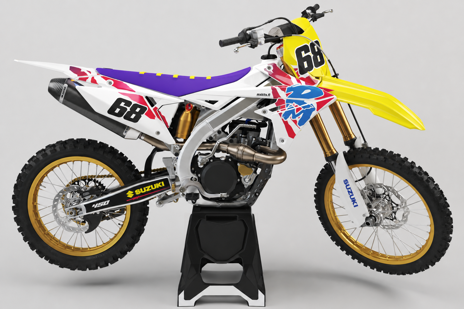 Valkoinen Suzuki motocross-tarrasarja punaisin ja sinisin retroyksityiskohdin, numero 68, pieni mxkits.fi-merkintä ja täysin musta logoton huoltopukki