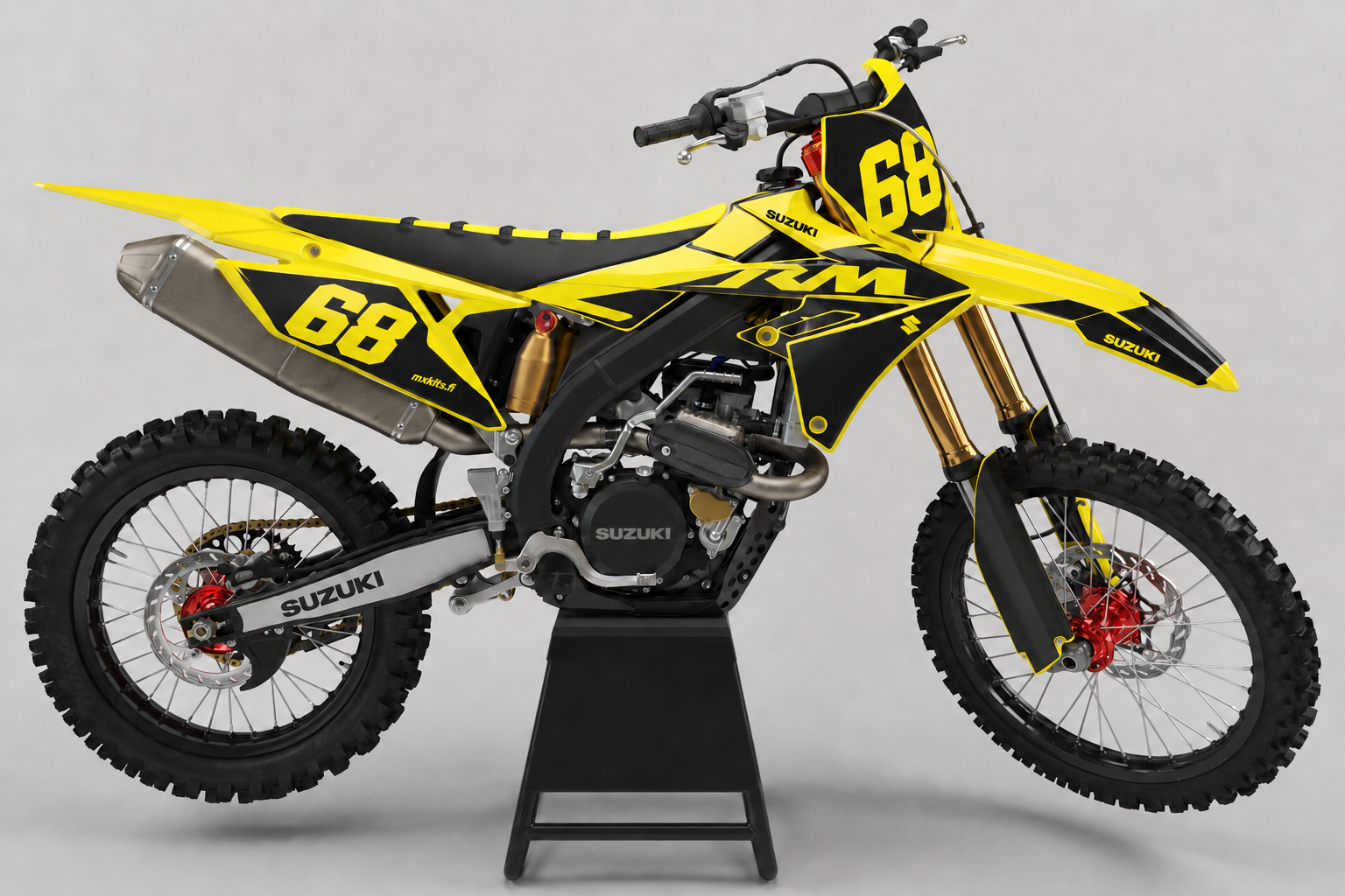 Suzuki RM-Z Yönäky motocross-tarrasarja numerolla 68, mustakeltainen grafiikka ja täysin musta huoltopukki