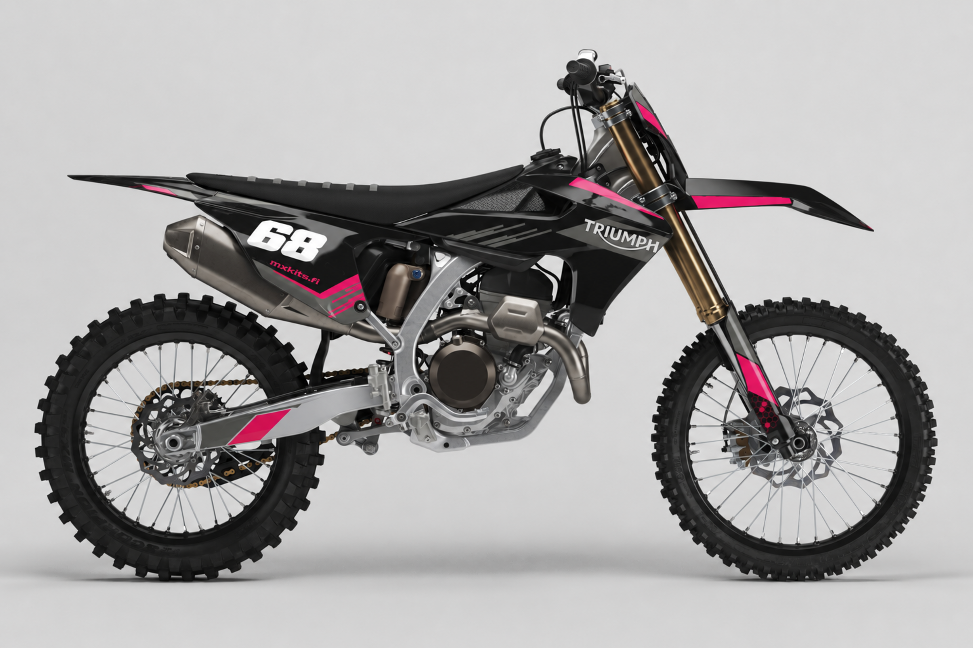 Musta ja hiilenharmaa Triumph-motocrosspyörä kirkkaan pinkeillä grafiikka-aksenteilla, numero 68, TRIUMPH ja mxkits.fi.