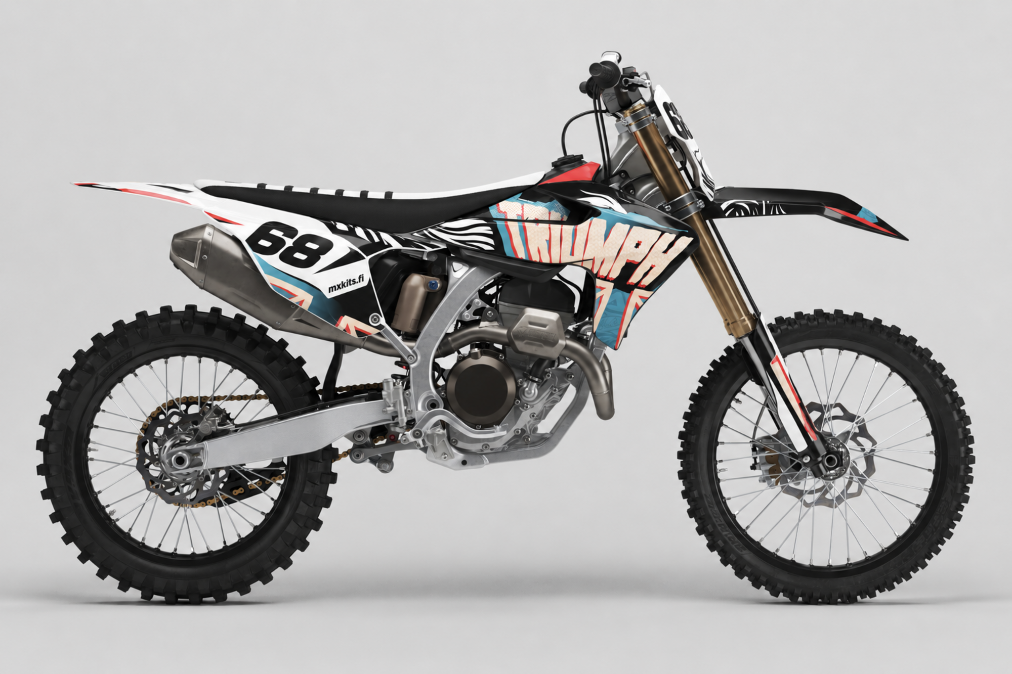 Valkoinen ja musta Triumph-motocrosspyörä korallinpunaisilla ja vaaleanturkooseilla aaltoaksenteilla, numero 68, TRIUMPH ja mxkits.fi.
