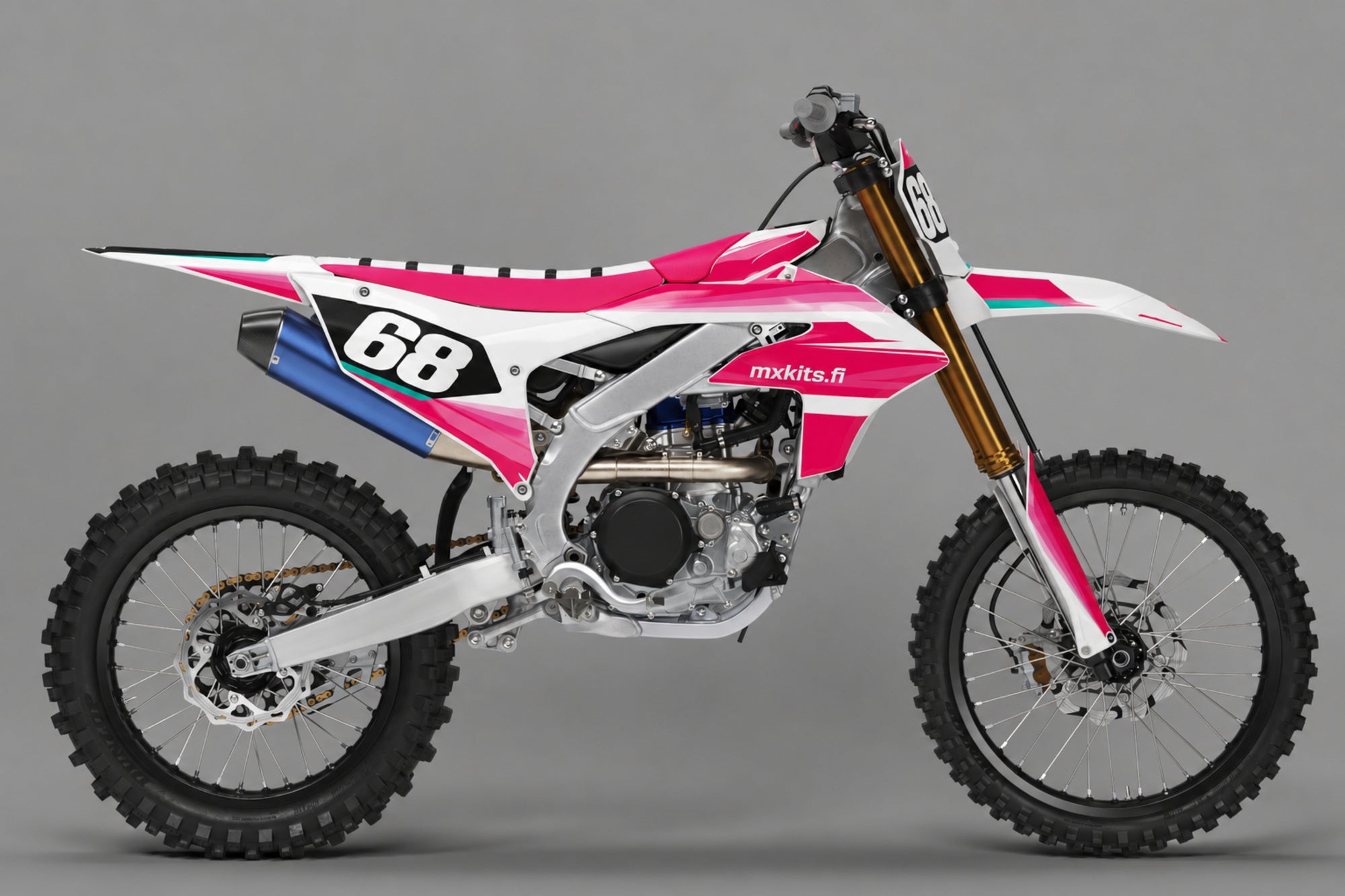 Yamaha Aaltoisku sponsoriton motocross-tarrasarja numerolla 68 ja mxkits.fi-grafiikalla, neonpinkki, violetti, Yamaha-sininen ja valkoinen, studionäkymä