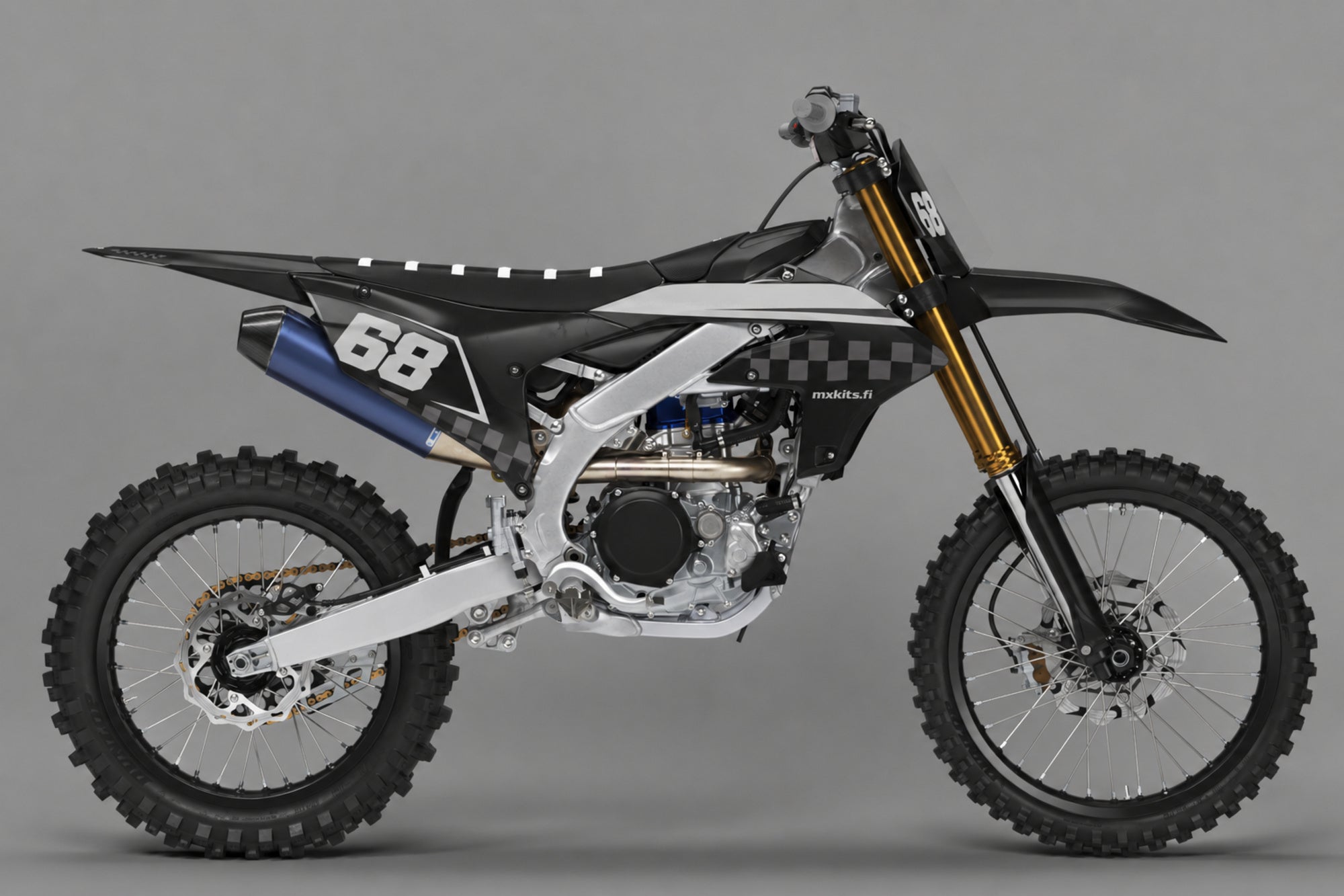 Yamaha Aaltokiila sponsoriton motocross-tarrasarja numerolla 68 ja mxkits.fi-grafiikalla, Yamaha-sininen, kontrastisävy, tumma antrasiitti ja valkoinen, studionäkymä