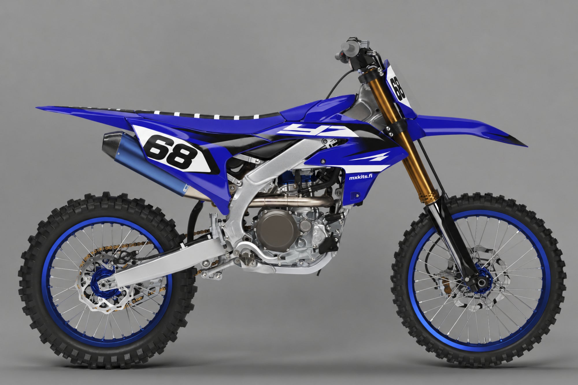 Yamaha Aaltonuoli sponsoriton motocross-tarrasarja numerolla 68 ja mxkits.fi-grafiikalla, Yamaha-sininen, kontrastisävy, tumma antrasiitti ja valkoinen, studionäkymä