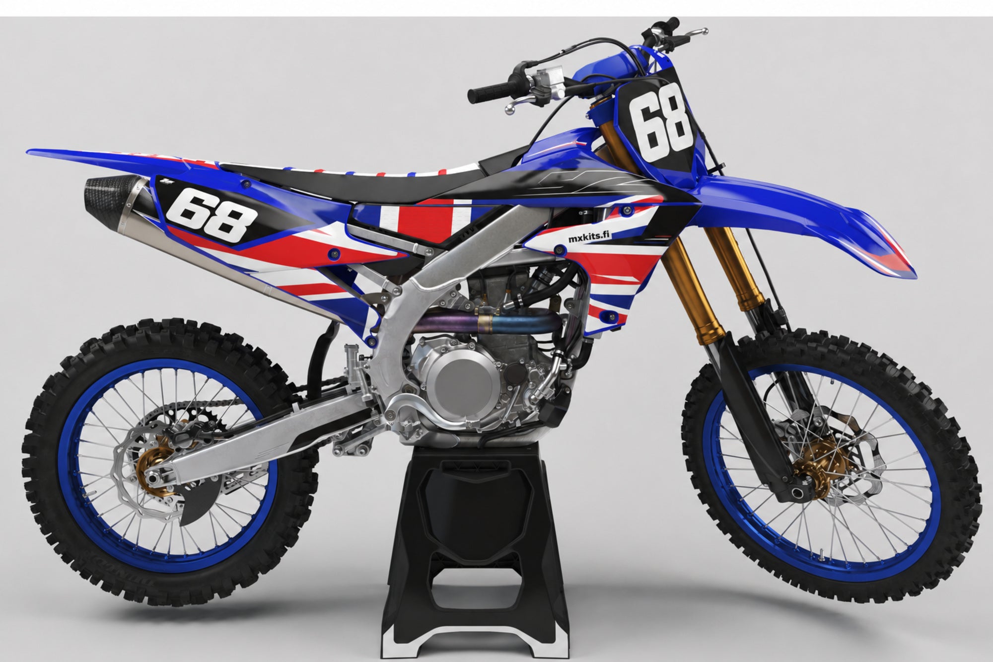 Yamaha Aaltorata sponsoriton motocross-tarrasarja numerolla 68 ja mxkits.fi-grafiikalla, Yamaha-sininen, kontrastisävy, tumma antrasiitti ja valkoinen, studionäkymä