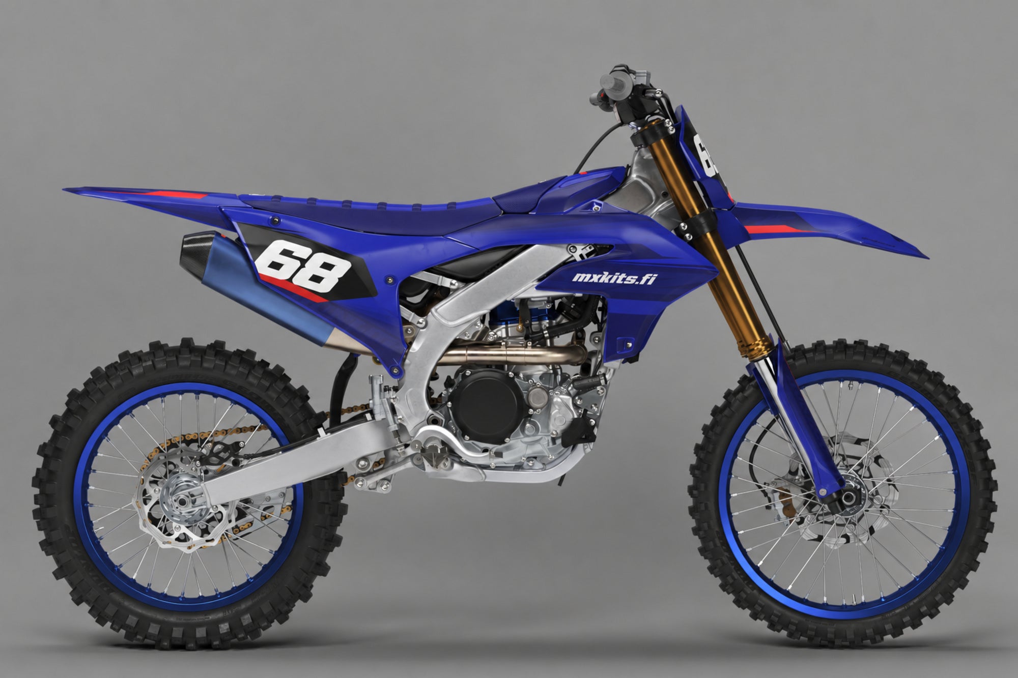 Yamaha Aaltovire sponsoriton motocross-tarrasarja numerolla 68 ja mxkits.fi-grafiikalla, Yamaha-sininen, kontrastisävy, tumma antrasiitti ja valkoinen, studionäkymä