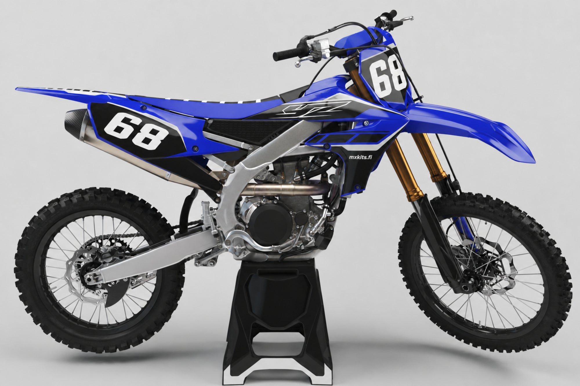Yamaha Aavekaari sponsoriton motocross-tarrasarja numerolla 68 ja mxkits.fi-grafiikalla, Yamaha-sininen, kontrastisävy, tumma antrasiitti ja valkoinen, studionäkymä