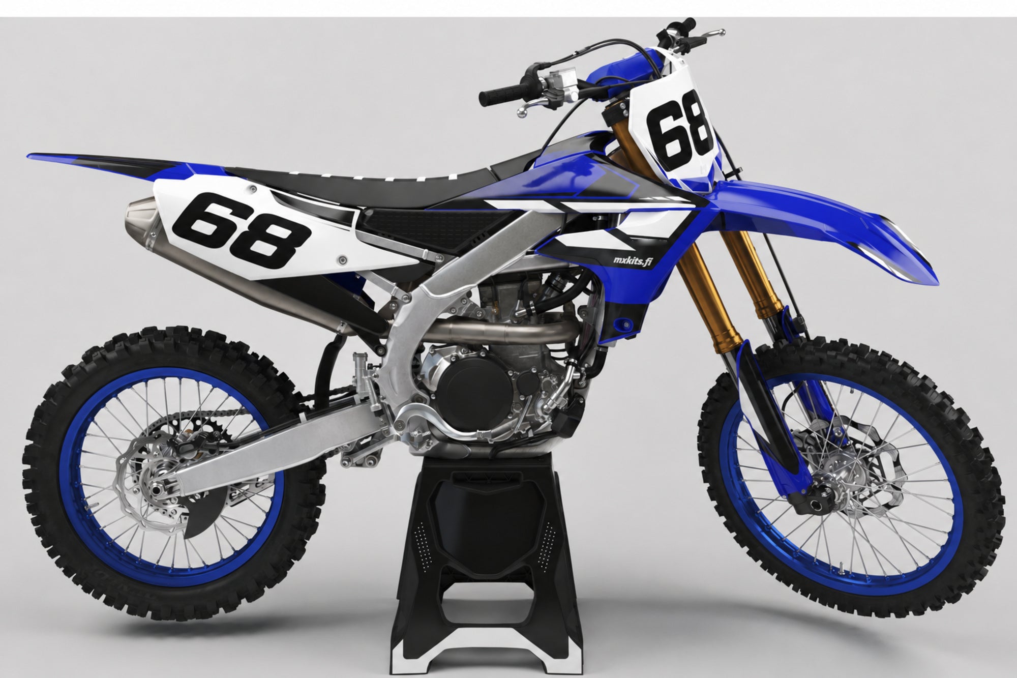 Yamaha Aavekiila sponsoriton motocross-tarrasarja numerolla 68 ja mxkits.fi-grafiikalla, Yamaha-sininen, kontrastisävy, tumma antrasiitti ja valkoinen, studionäkymä